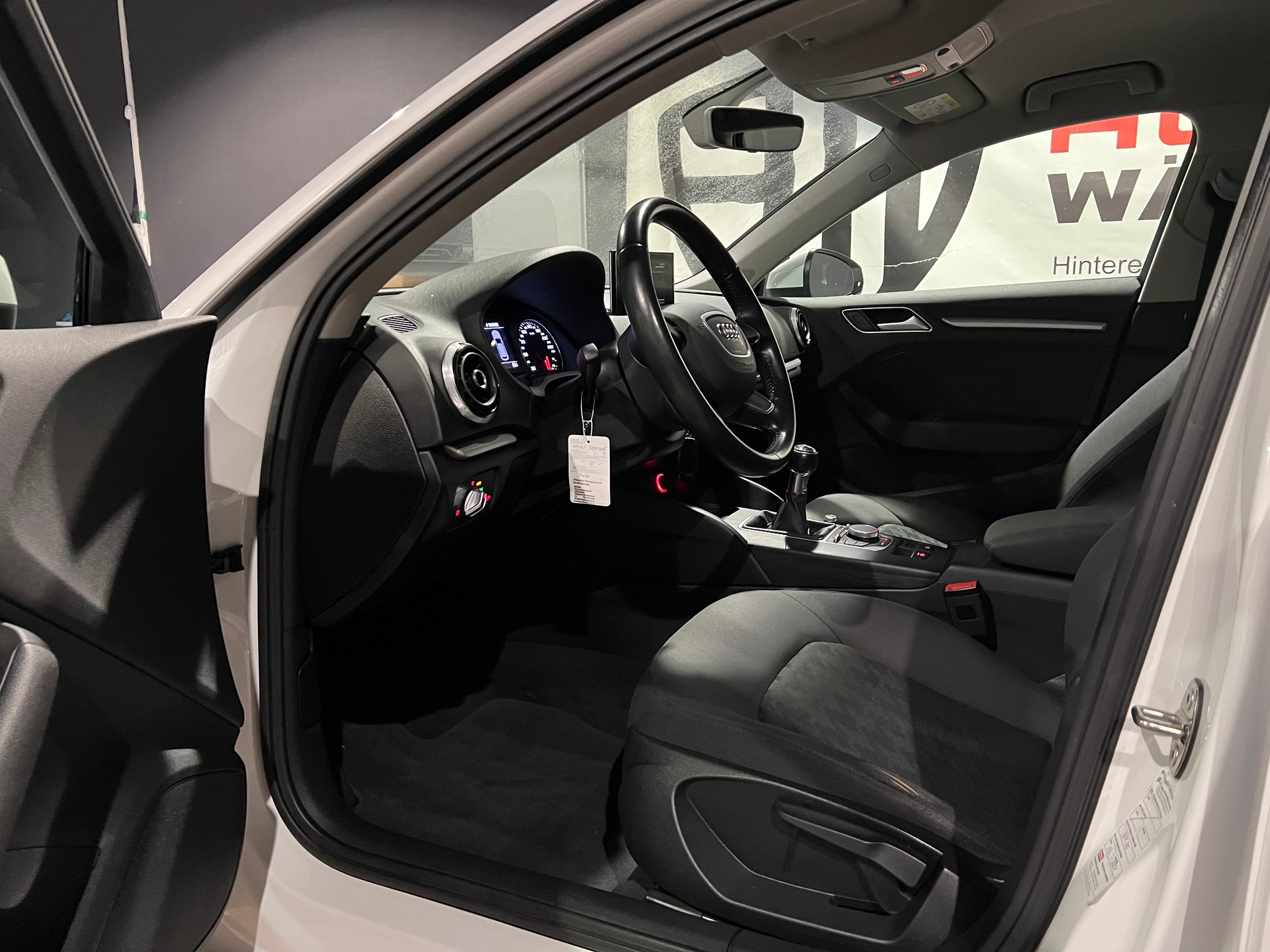 AUDI A3 Sportback 1.4 TFSI Ambition-image-9