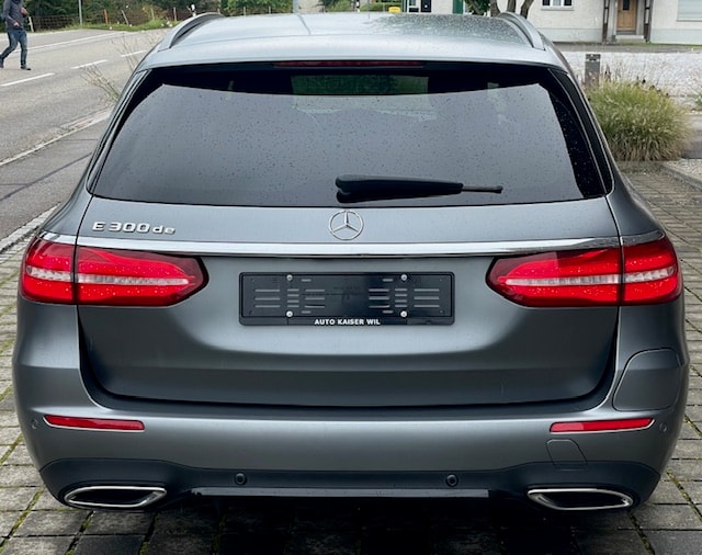 MERCEDES-BENZ E 300 de AMG Line 9G-Tronic-image-12