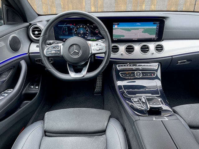 MERCEDES-BENZ E 300 de AMG Line 9G-Tronic-image-17