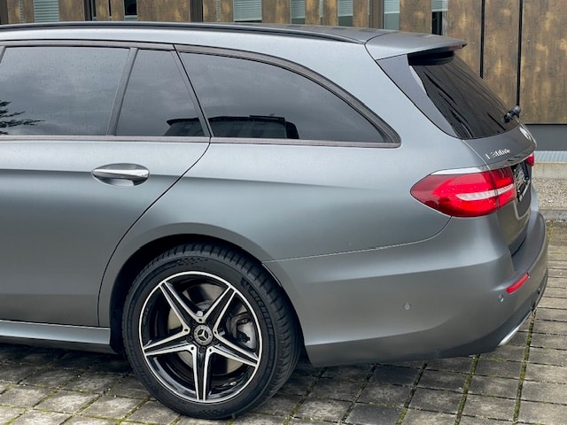 MERCEDES-BENZ E 300 de AMG Line 9G-Tronic-image-8