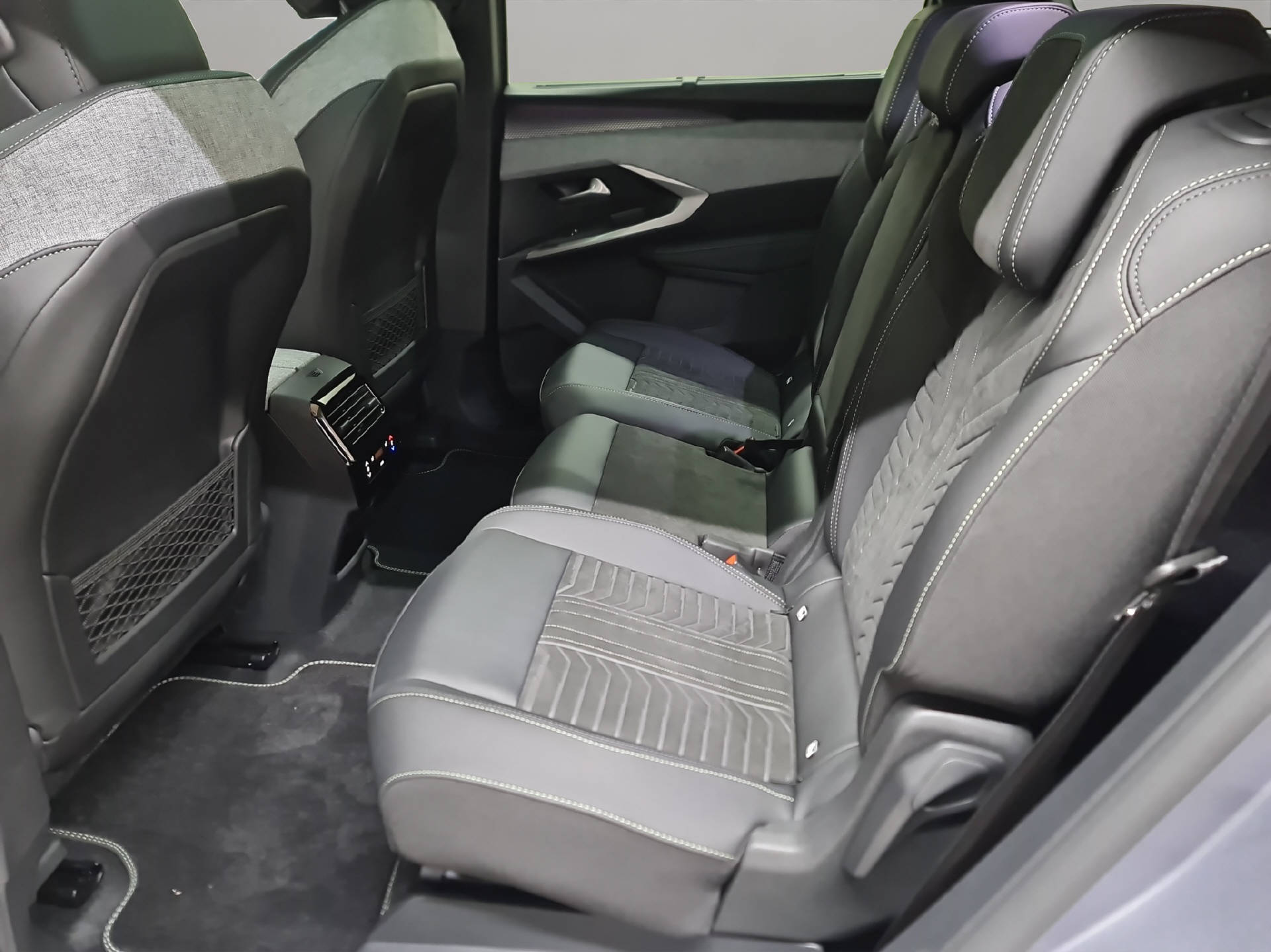 PEUGEOT E-5008 Launch Edition AWD-image-10