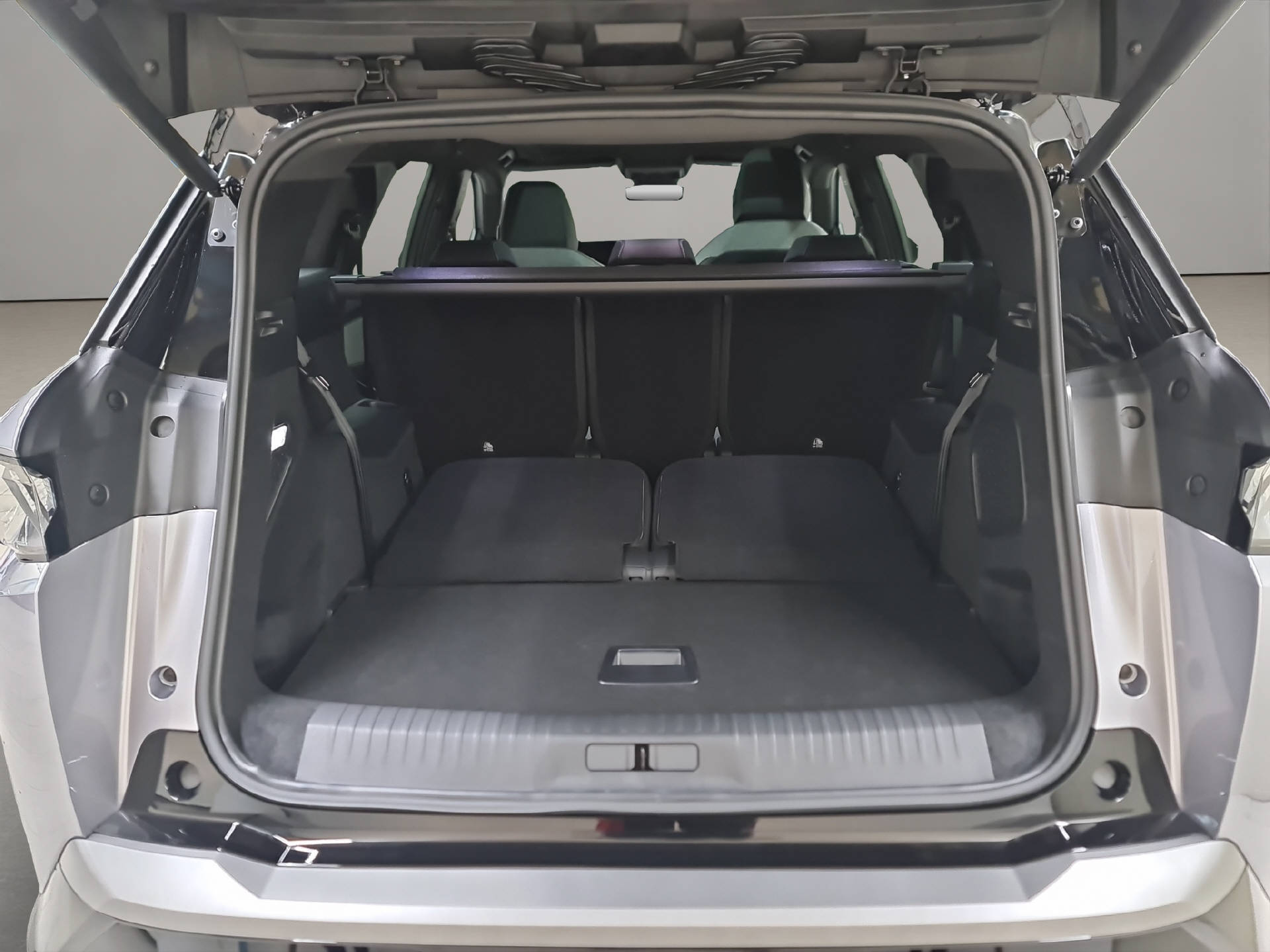 PEUGEOT E-5008 Launch Edition AWD-image-12