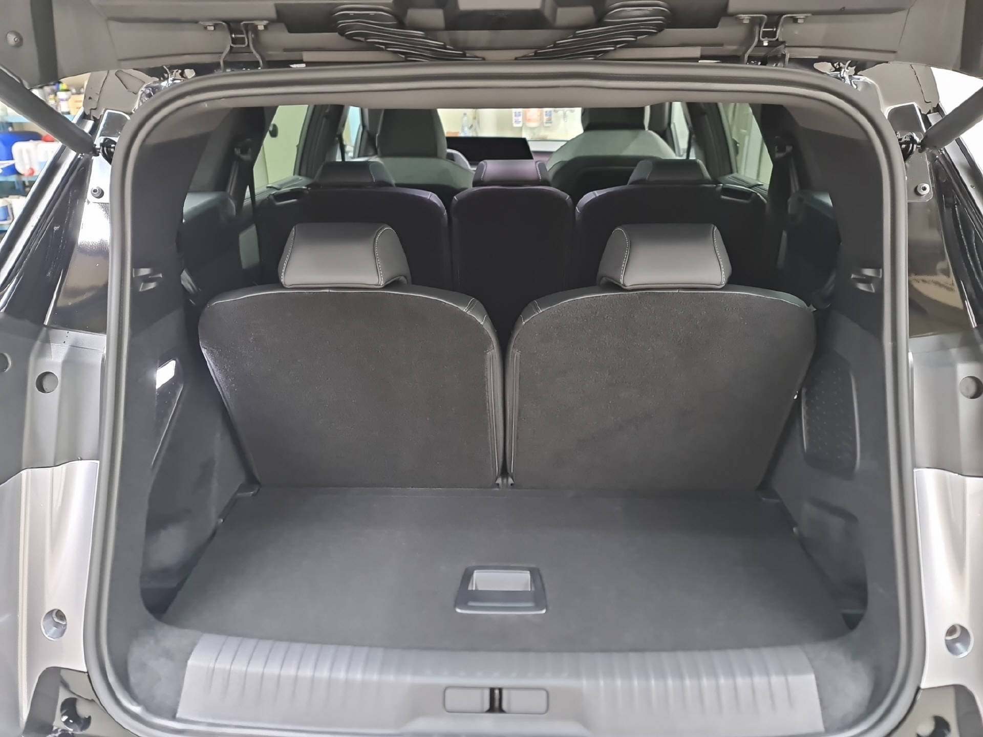 PEUGEOT E-5008 Launch Edition AWD-image-13