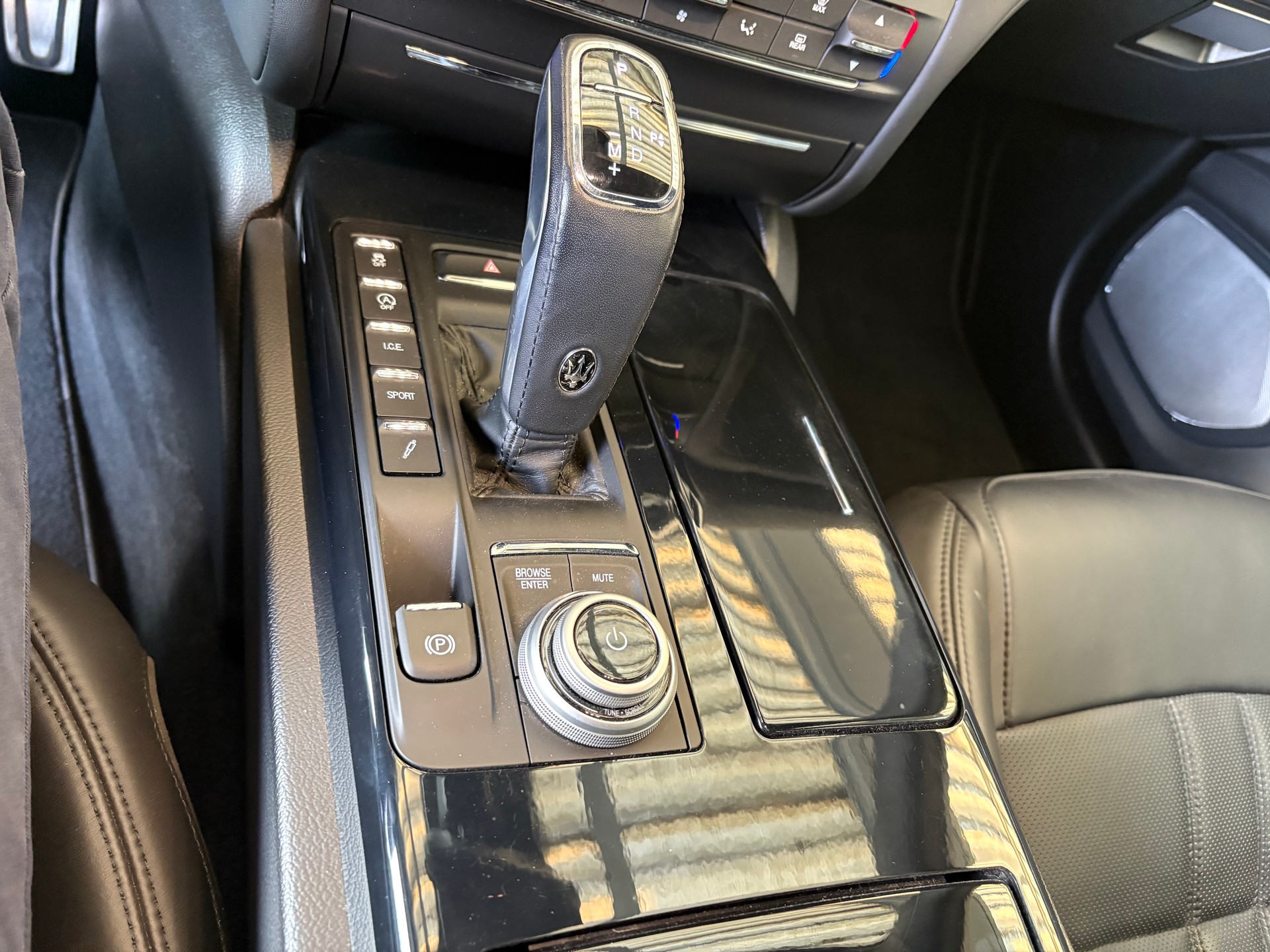 MASERATI Ghibli 3.0 V6 Modena Alcantara-image-13