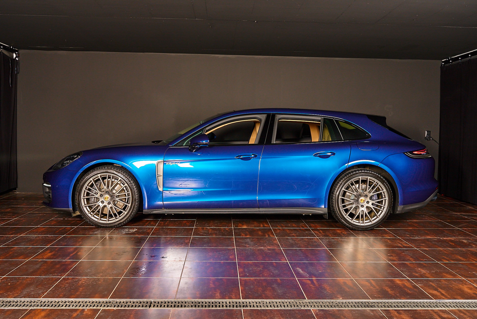 PORSCHE Panamera 4 Sport Turismo Platinum Edition PDK-image-2