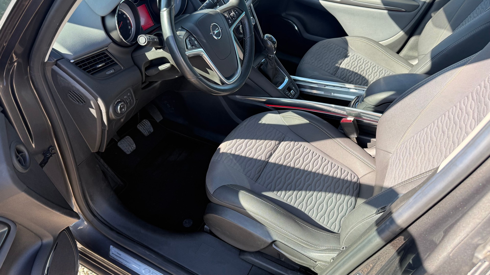 OPEL Zafira Tourer 1.4i 16V Cosmo-image-2