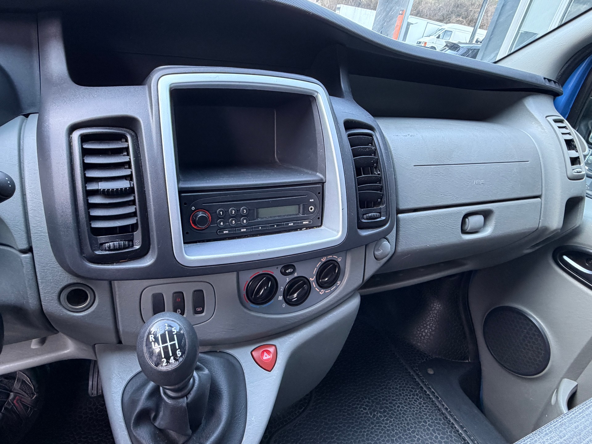 RENAULT Trafic 2.0dCi Eco Passenger Authentique-image-11
