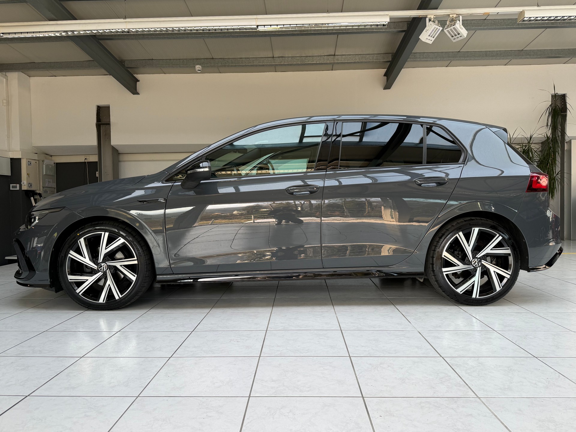 VW Golf 1.5 eTSI mHEV ACT R-Line DSG * Black Style * CH *-image-1