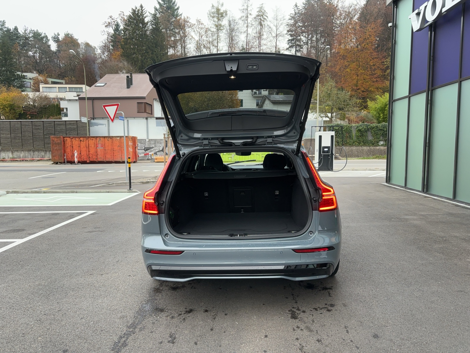 VOLVO V60 2.0 T6 TE Ultimate Dark eAWD-image-12