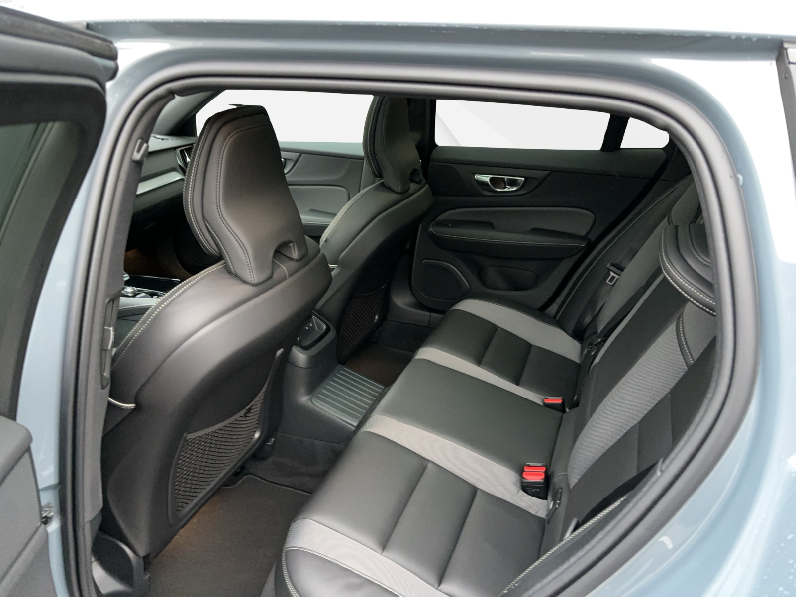VOLVO V60 2.0 T6 TE Ultimate Dark eAWD-image-4