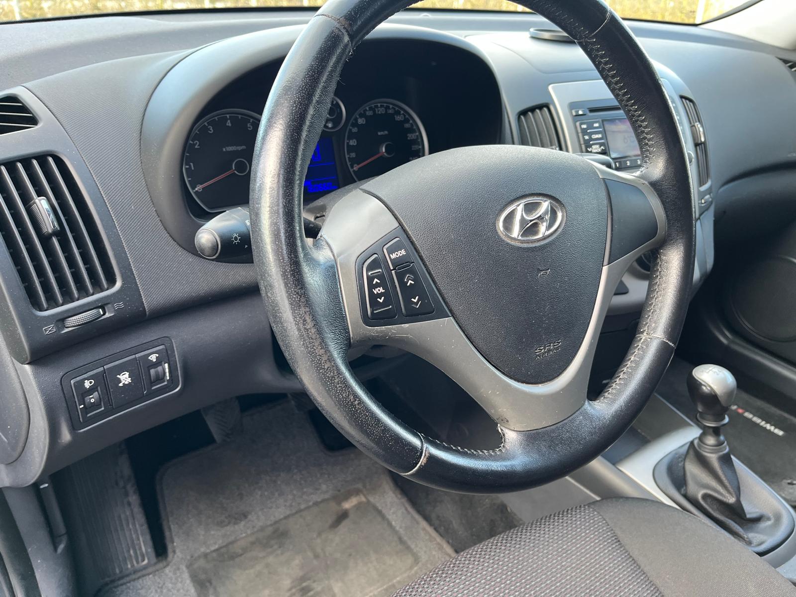 HYUNDAI i30 1.6 Swiss Plus Edition-image-9