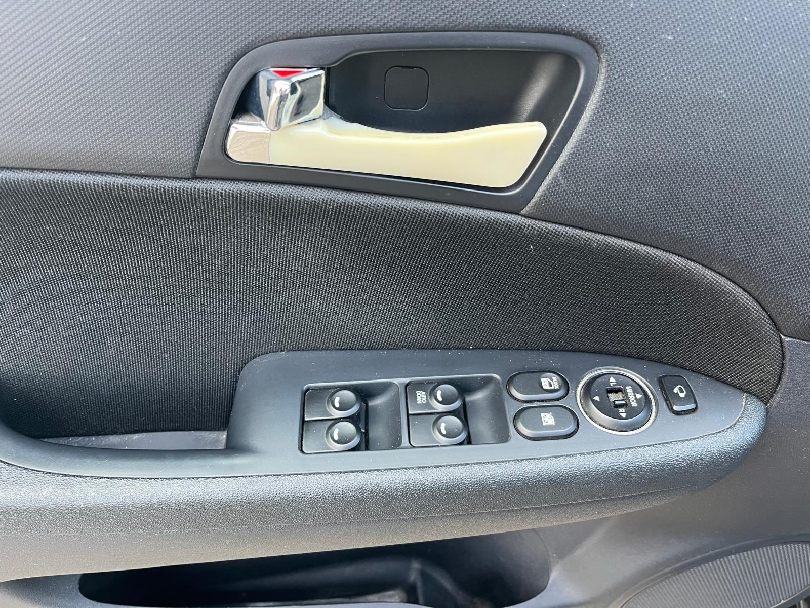 HYUNDAI i30 1.6 Swiss Plus Edition-image-12