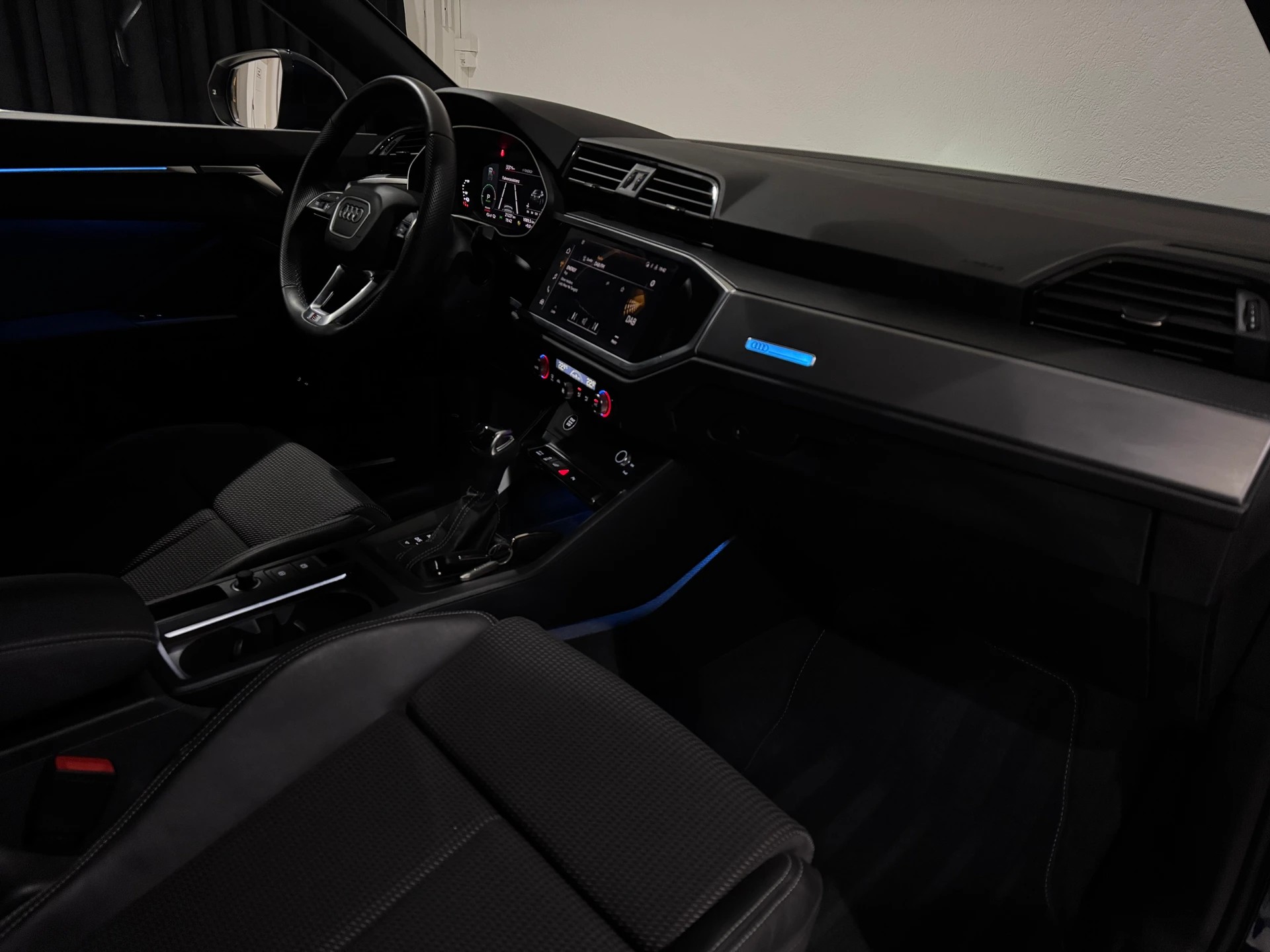 AUDI Q3 45 TFSI e S line S-tronic-image-15