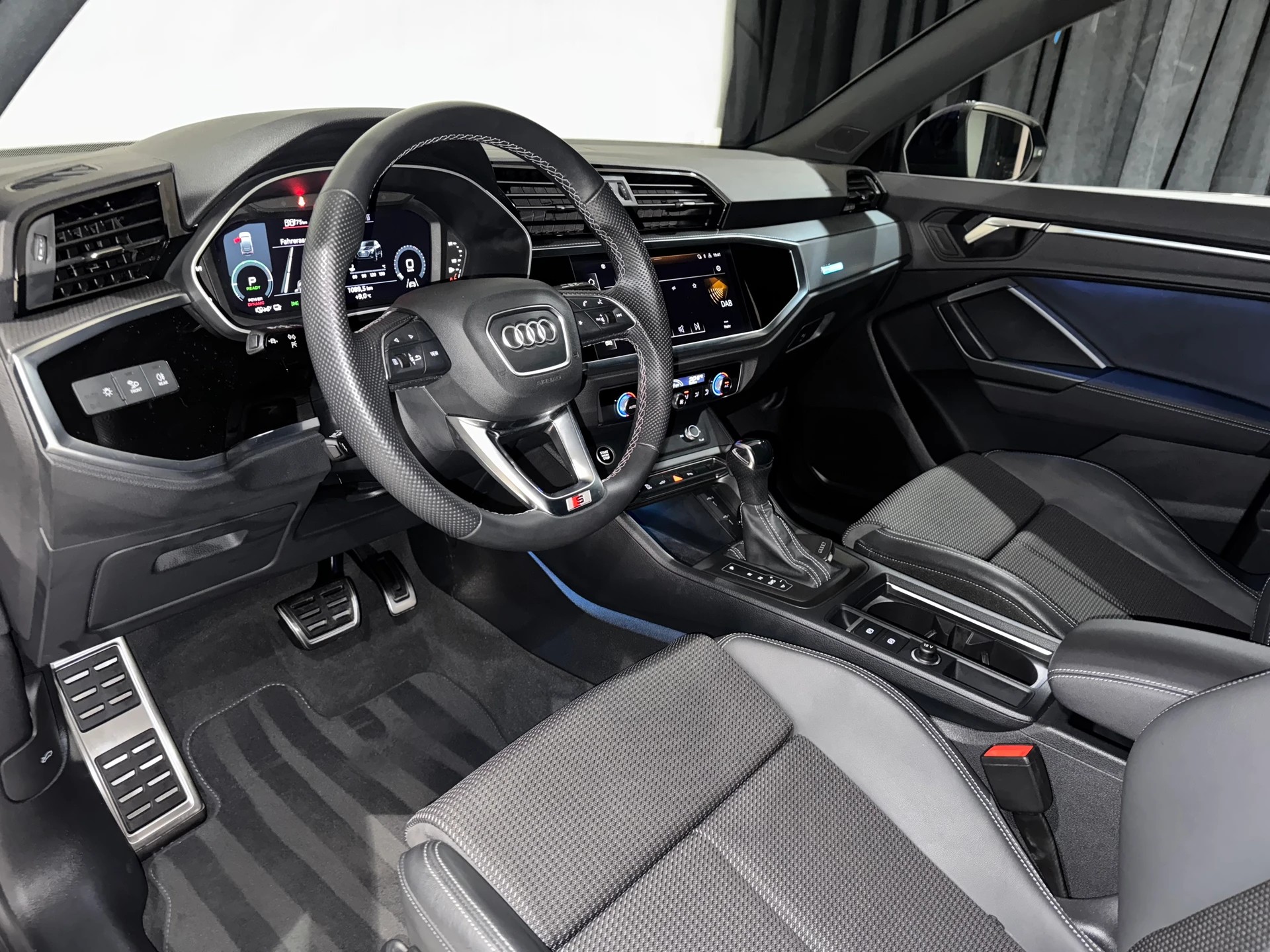 AUDI Q3 45 TFSI e S line S-tronic-image-9
