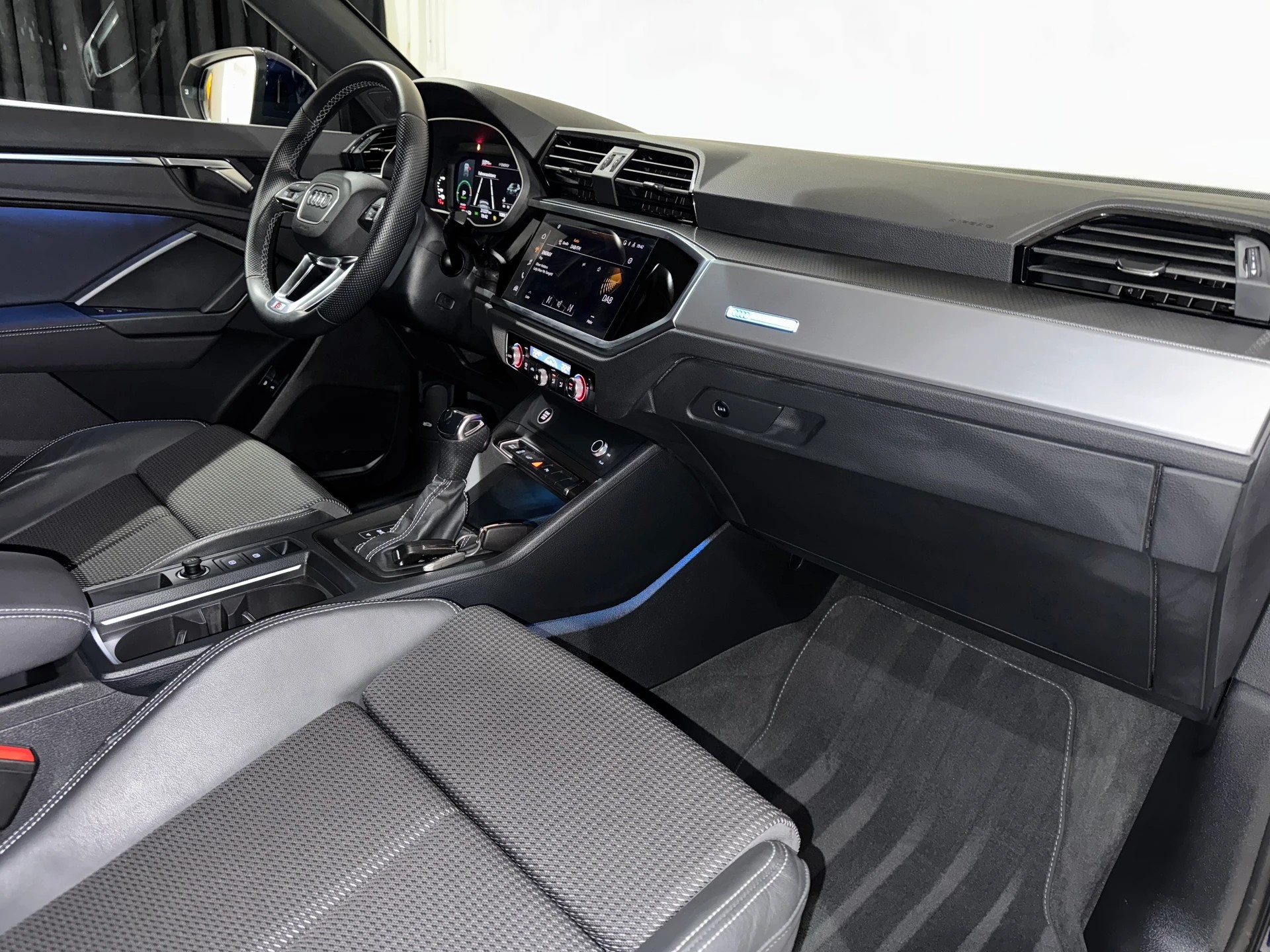 AUDI Q3 45 TFSI e S line S-tronic-image-10