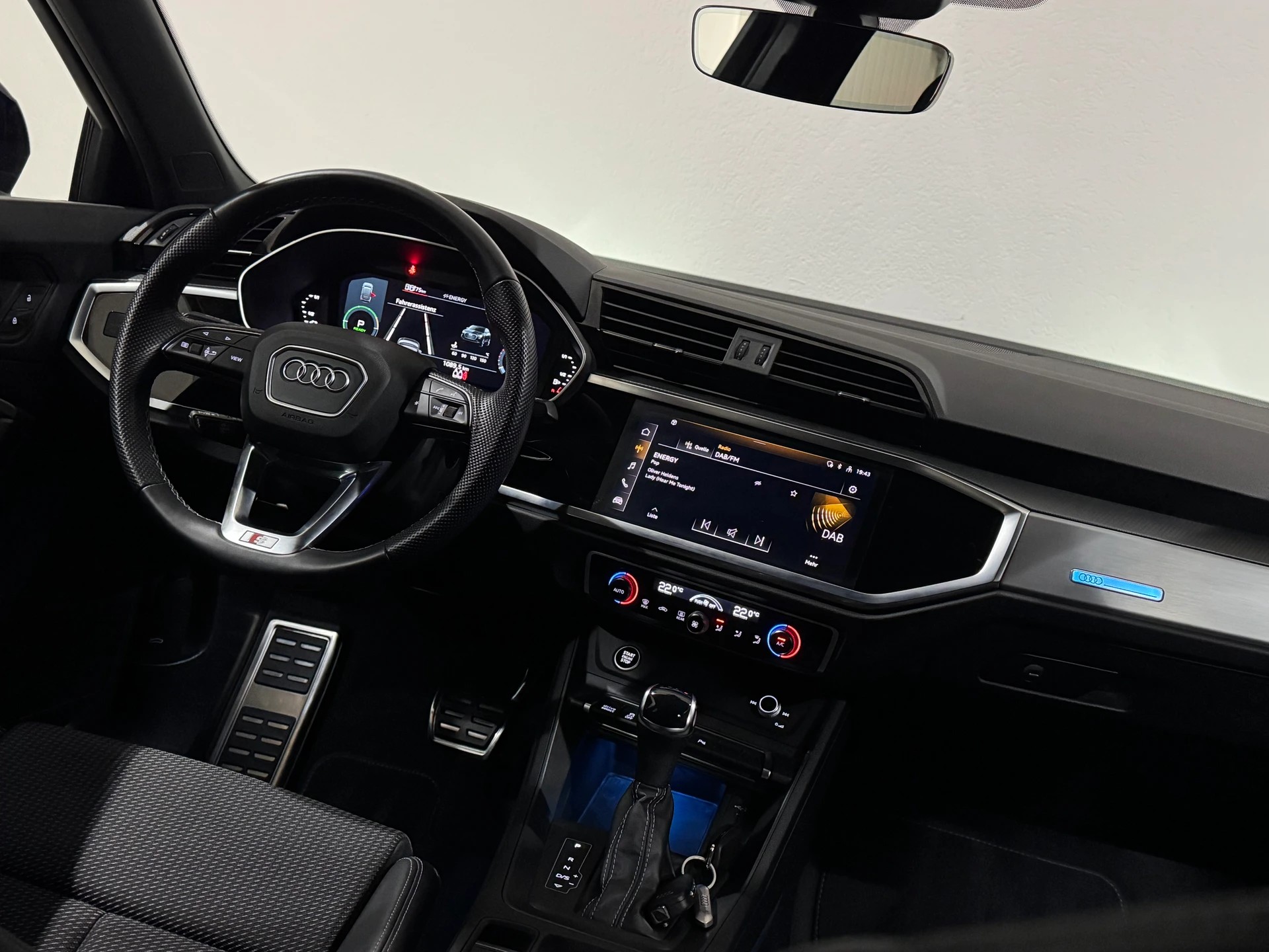 AUDI Q3 45 TFSI e S line S-tronic-image-13