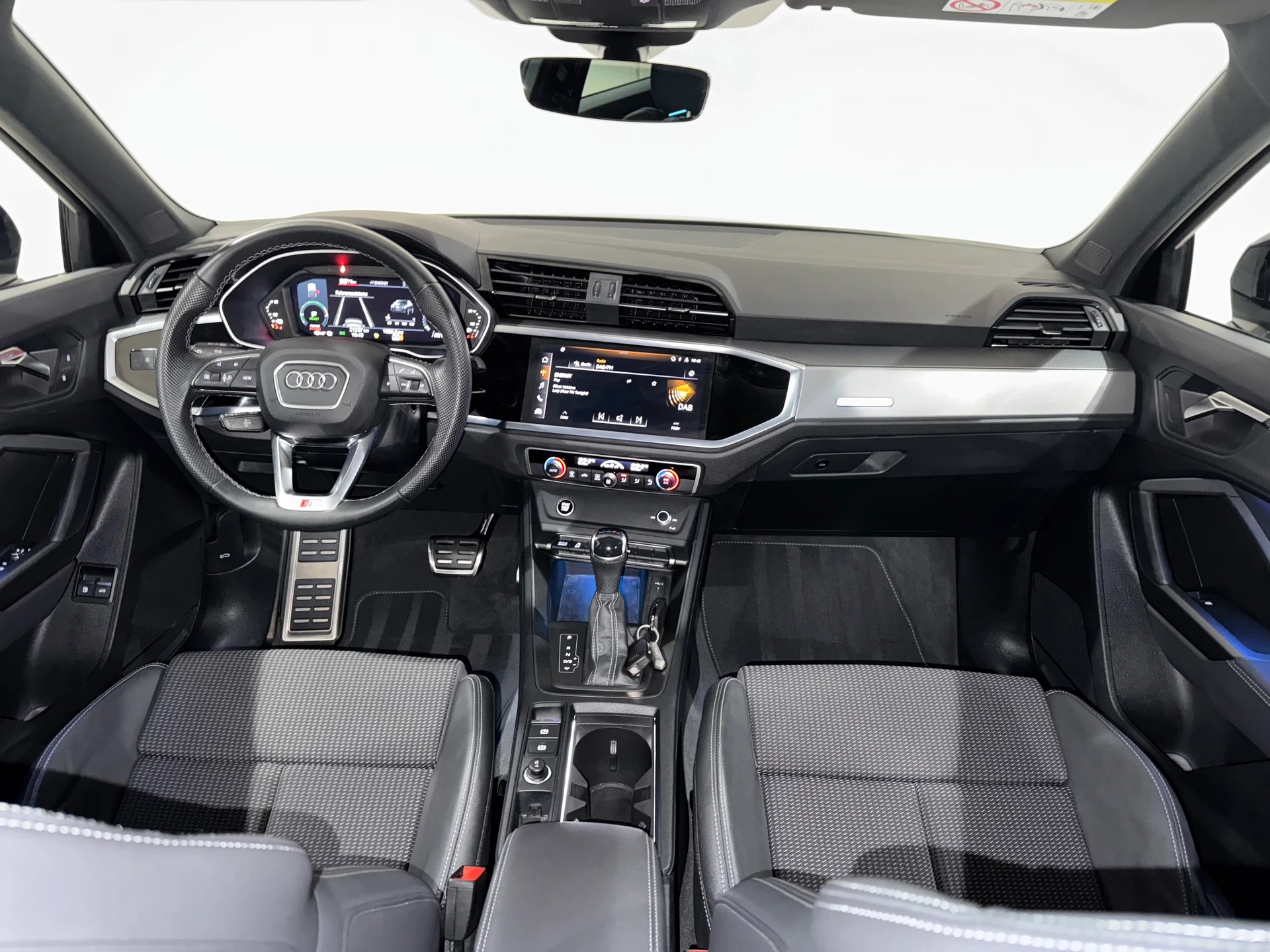 AUDI Q3 45 TFSI e S line S-tronic-image-11