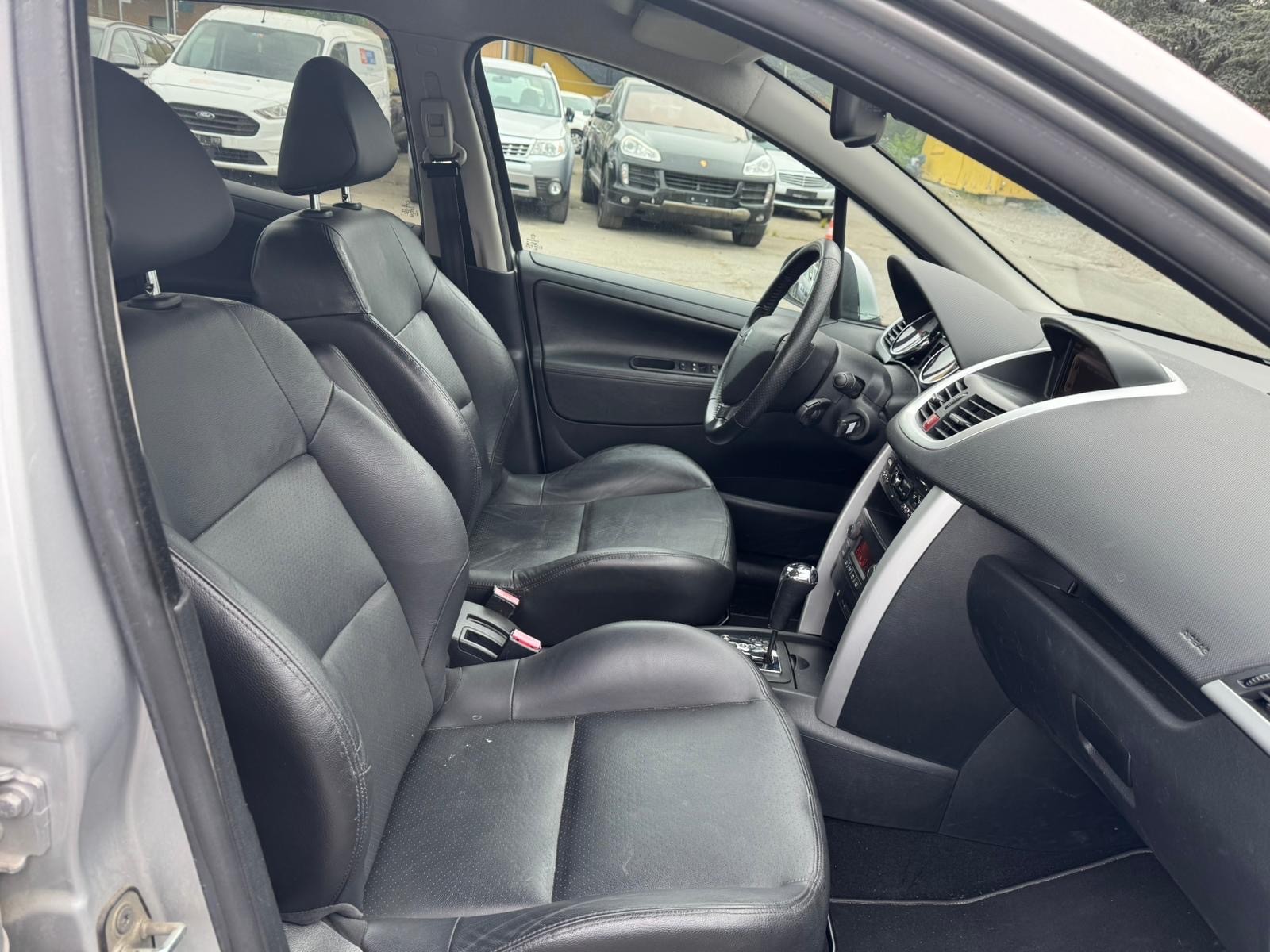 PEUGEOT 207 1.6 16V Lion Edition Automatic-image-3