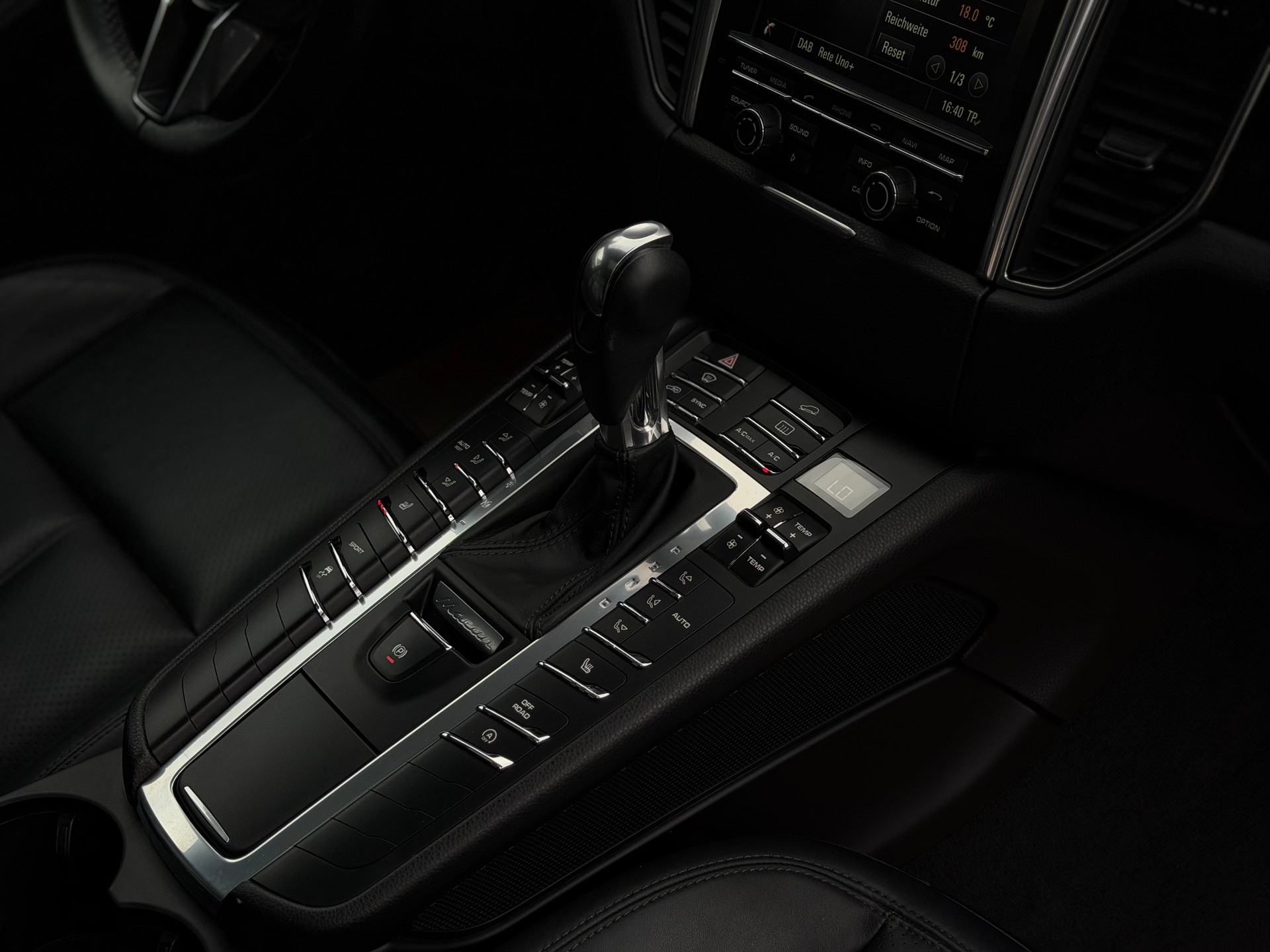 PORSCHE Macan S PDK-image-17