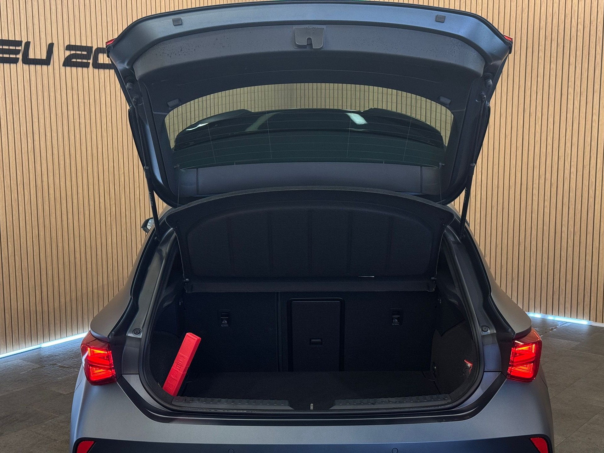 CUPRA LEON 1.5 TSI DSG *Magnetic Grau Matt*-image-7