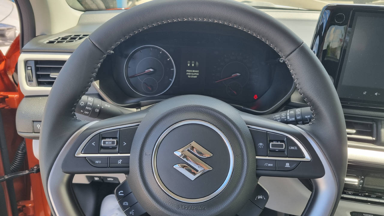 SUZUKI Swift 1.2 Sakura Top Hybrid 4x4-image-9