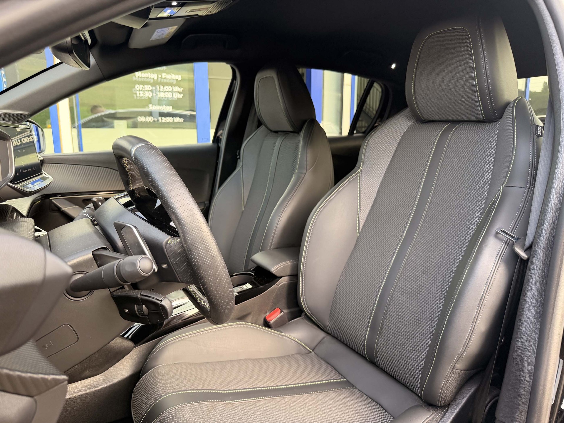 PEUGEOT 208 1.2 Hybrid 145 GT 5 Jahre Garantie-image-11