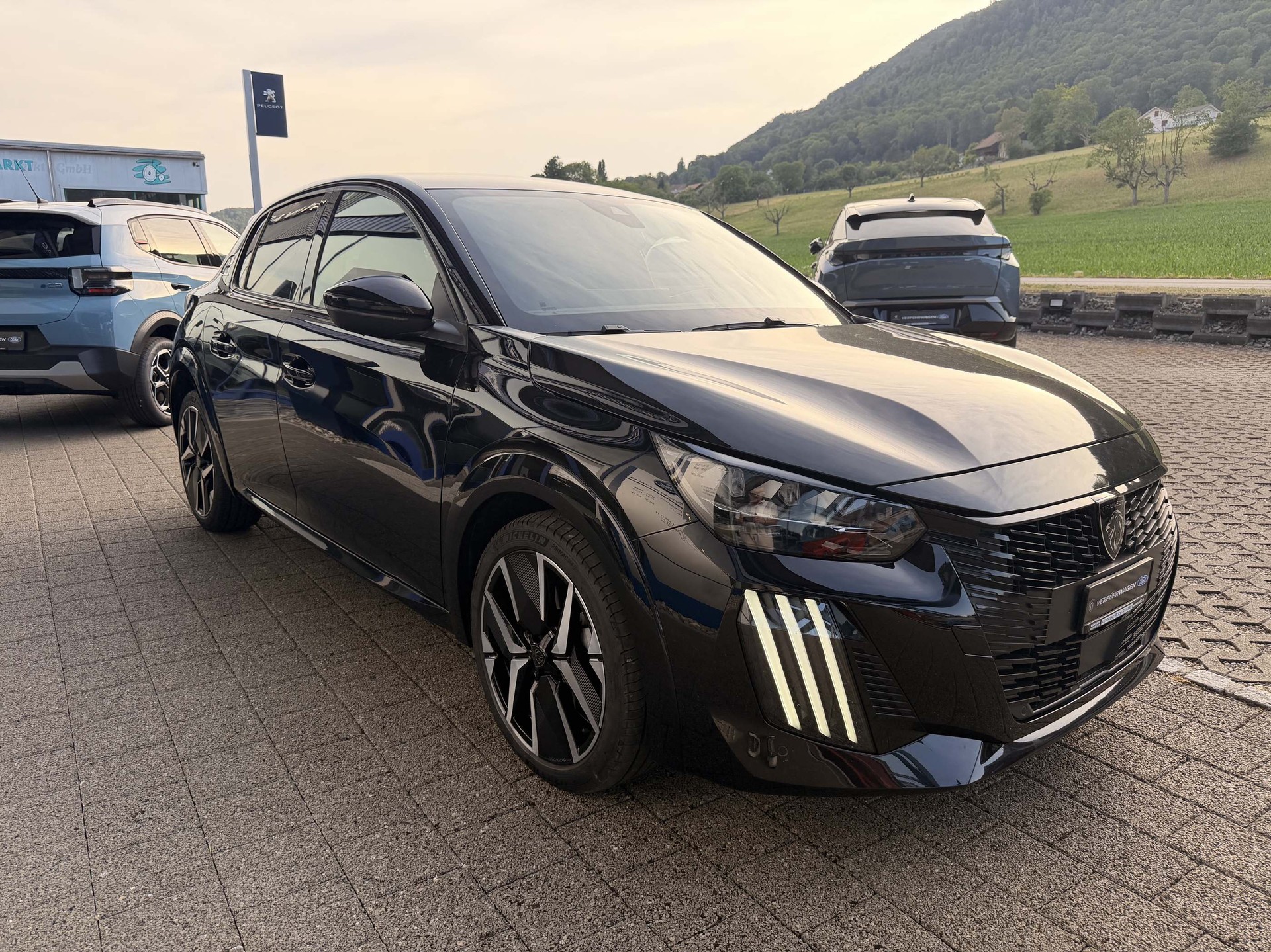 PEUGEOT 208 1.2 Hybrid 145 GT 5 Jahre Garantie-image-3