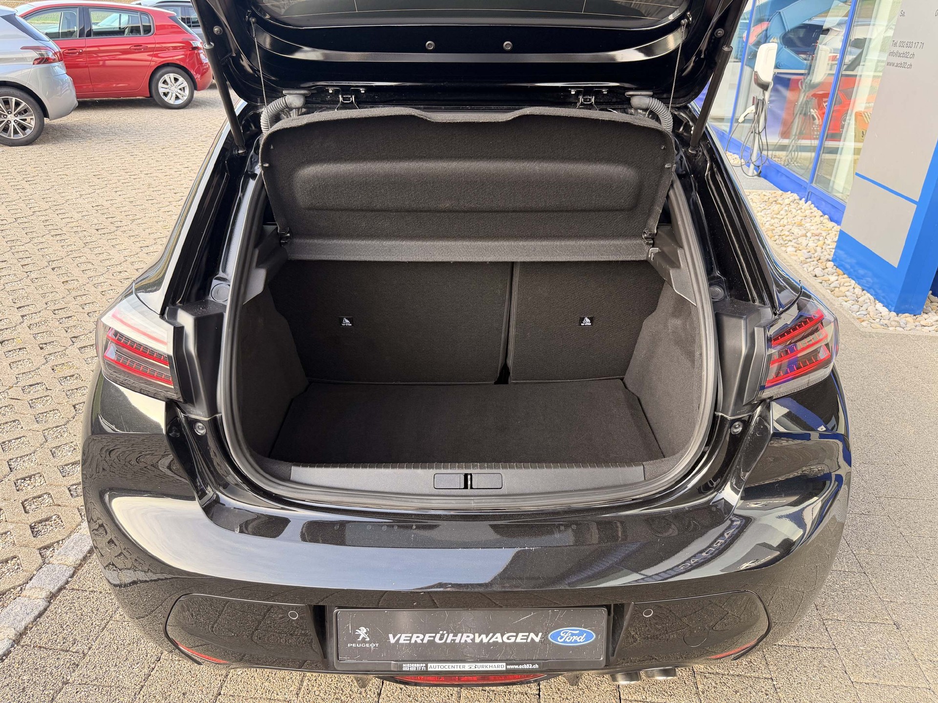 PEUGEOT 208 1.2 Hybrid 145 GT 5 Jahre Garantie-image-6
