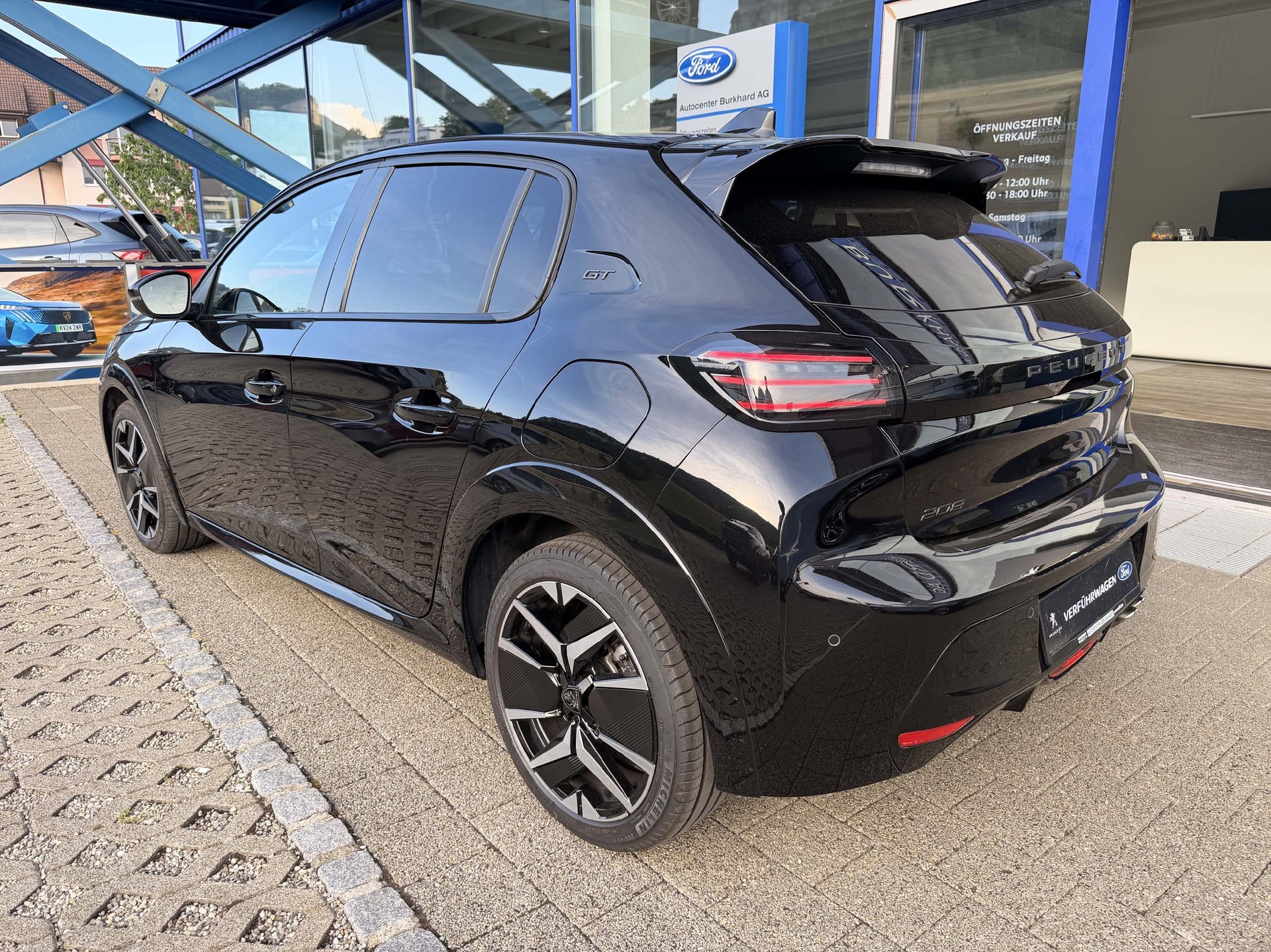 PEUGEOT 208 1.2 Hybrid 145 GT 5 Jahre Garantie-image-5