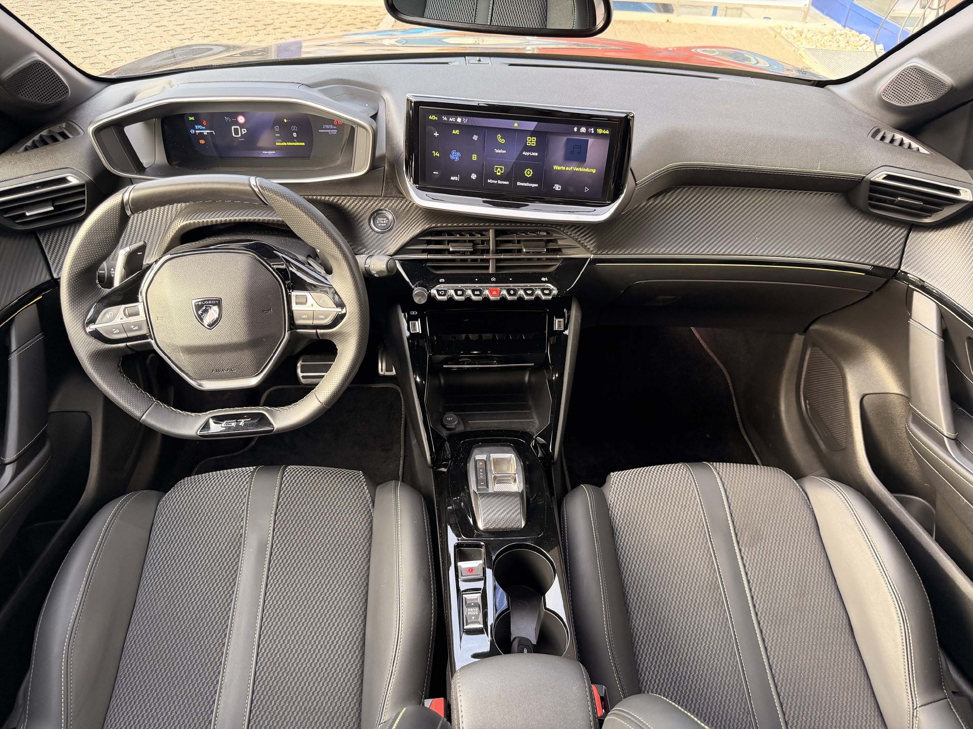PEUGEOT 208 1.2 Hybrid 145 GT 5 Jahre Garantie-image-8