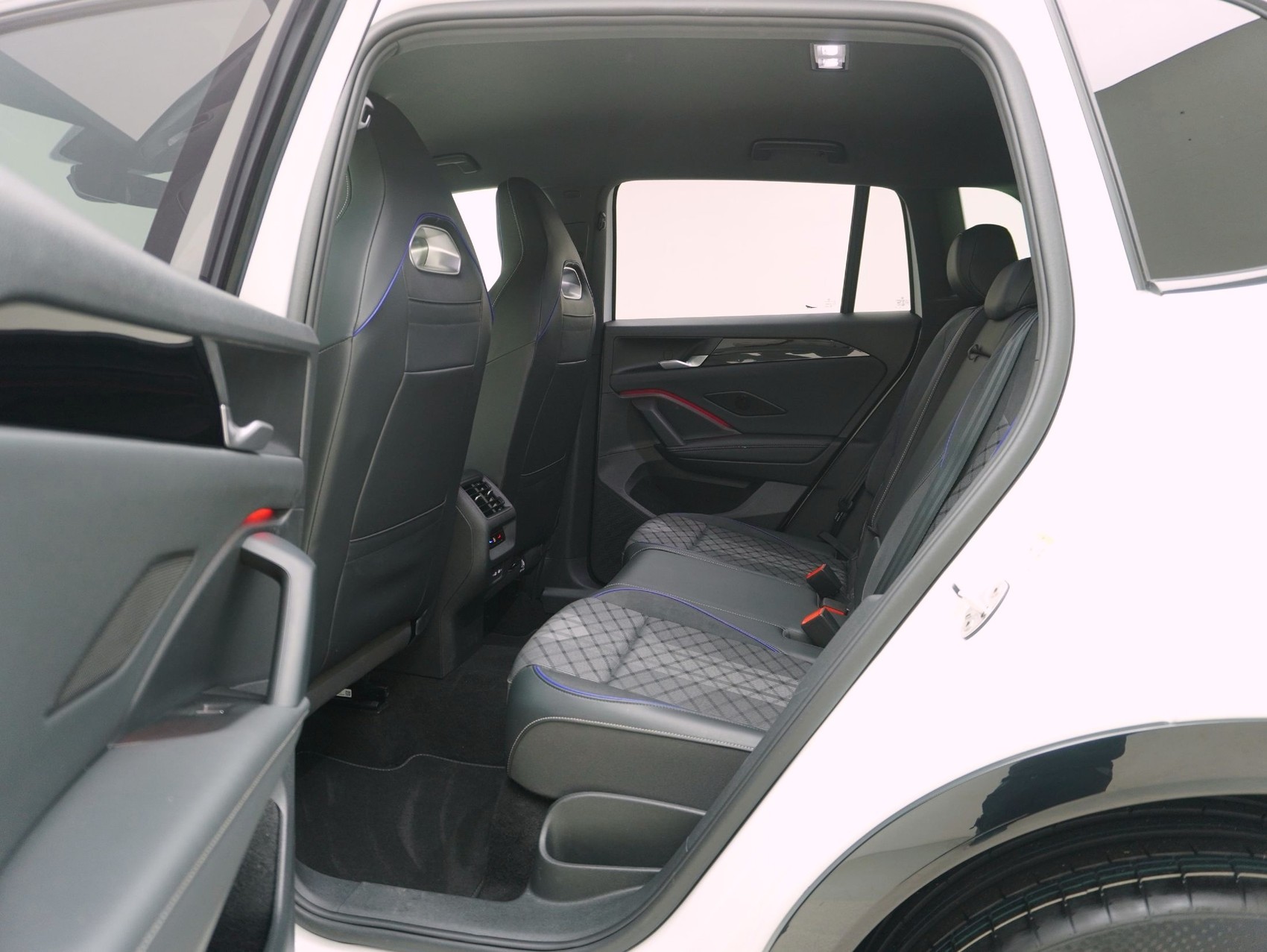 VW Tiguan 2.0 TSI DSG R-Line Black Style 4Motion (2025)-image-11