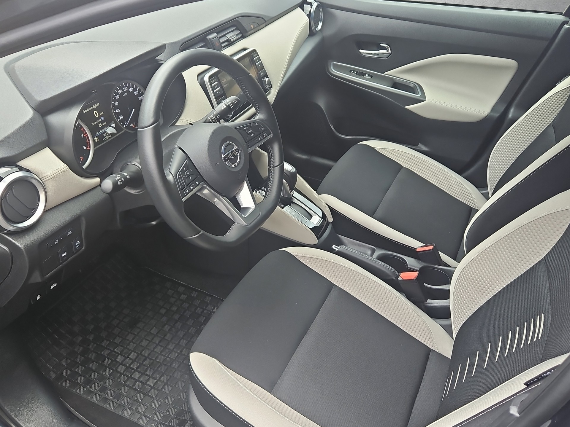 NISSAN Micra IG-T100 Tekna AVM+LED-image-9