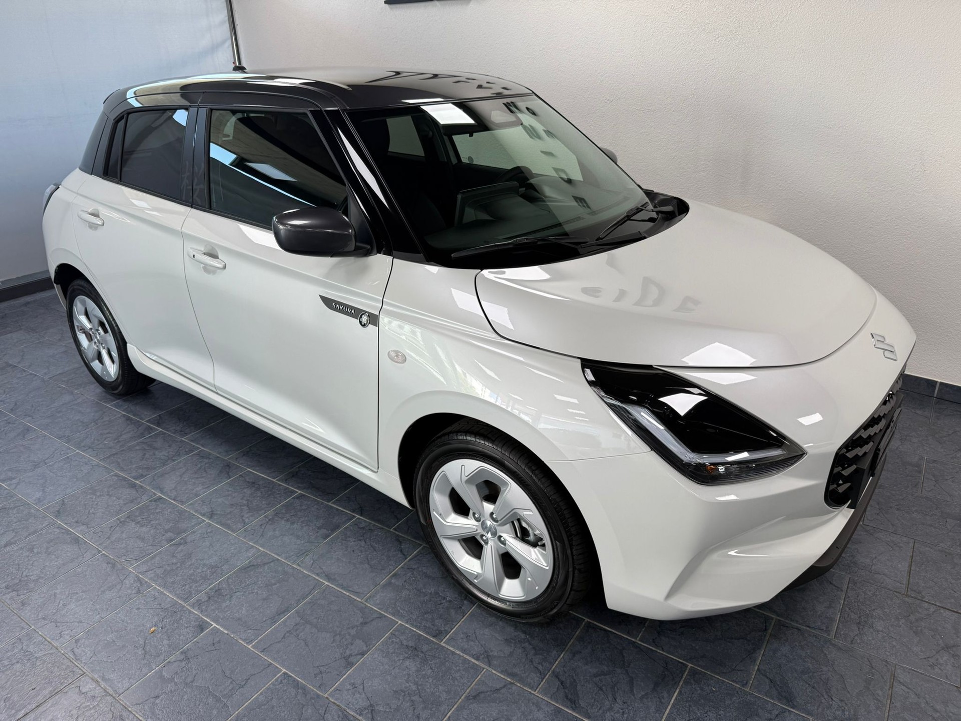 SUZUKI Swift 1.2 Sakura Hybrid CVT-image-2