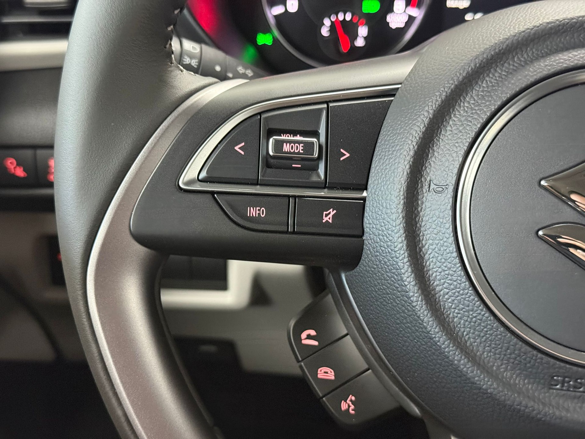 SUZUKI Swift 1.2 Sakura Hybrid CVT-image-14