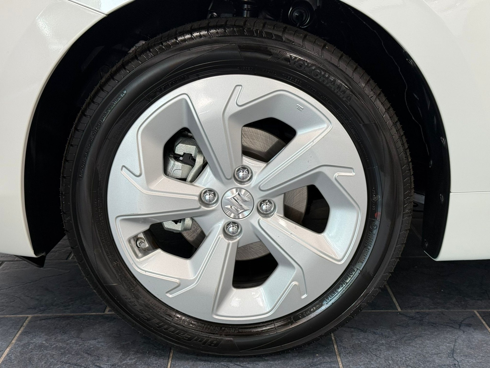 SUZUKI Swift 1.2 Sakura Hybrid CVT-image-24