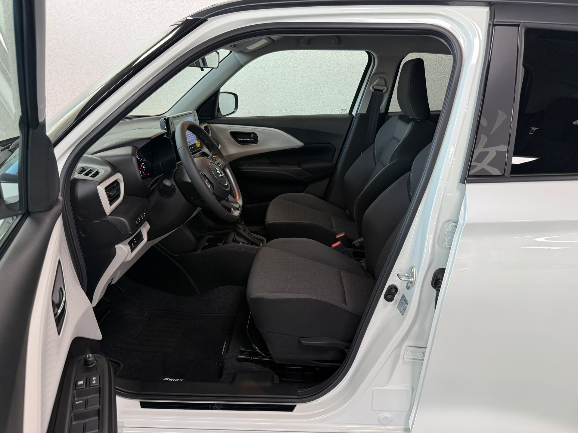 SUZUKI Swift 1.2 Sakura Hybrid CVT-image-9