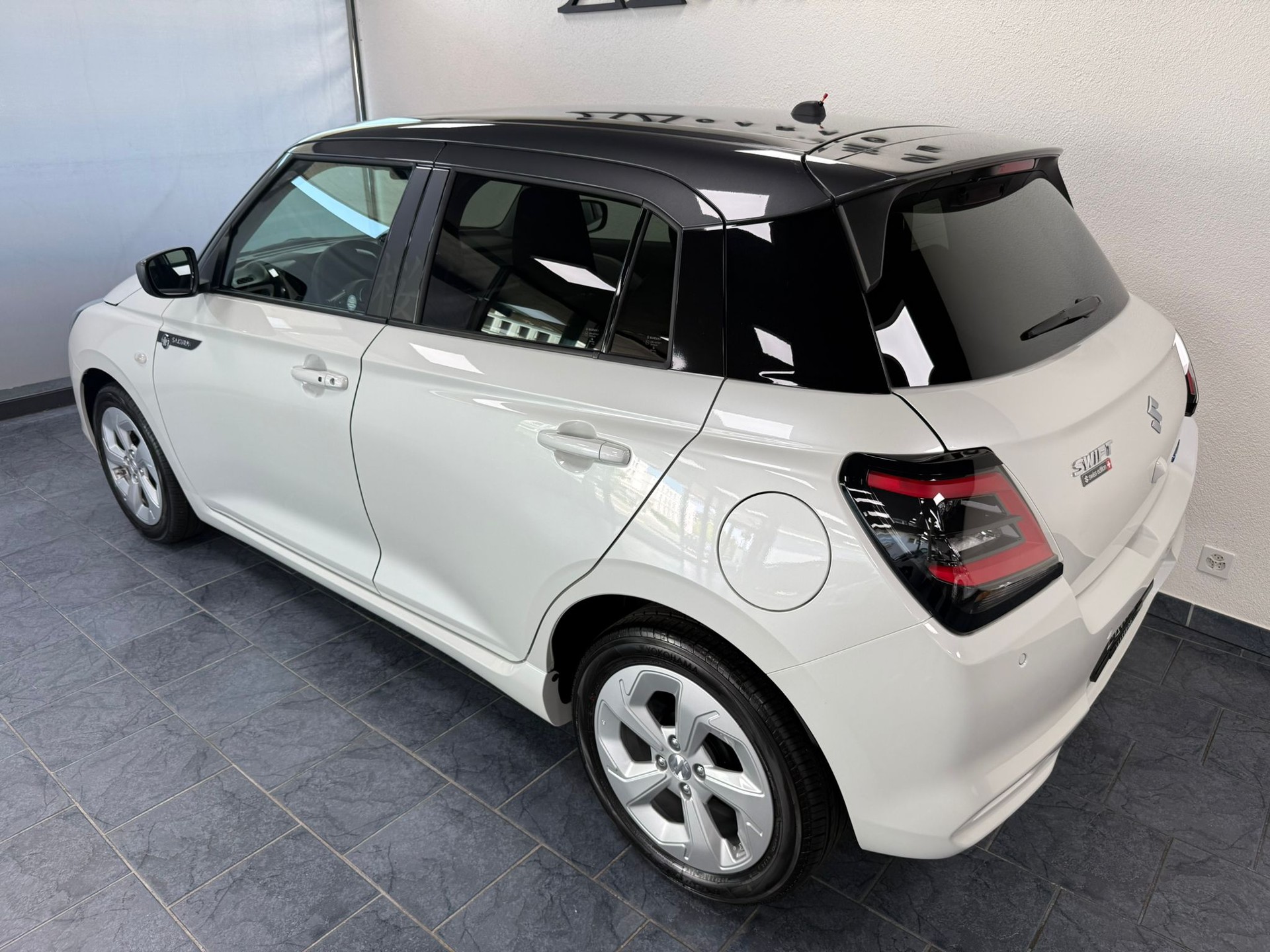 SUZUKI Swift 1.2 Sakura Hybrid CVT-image-5