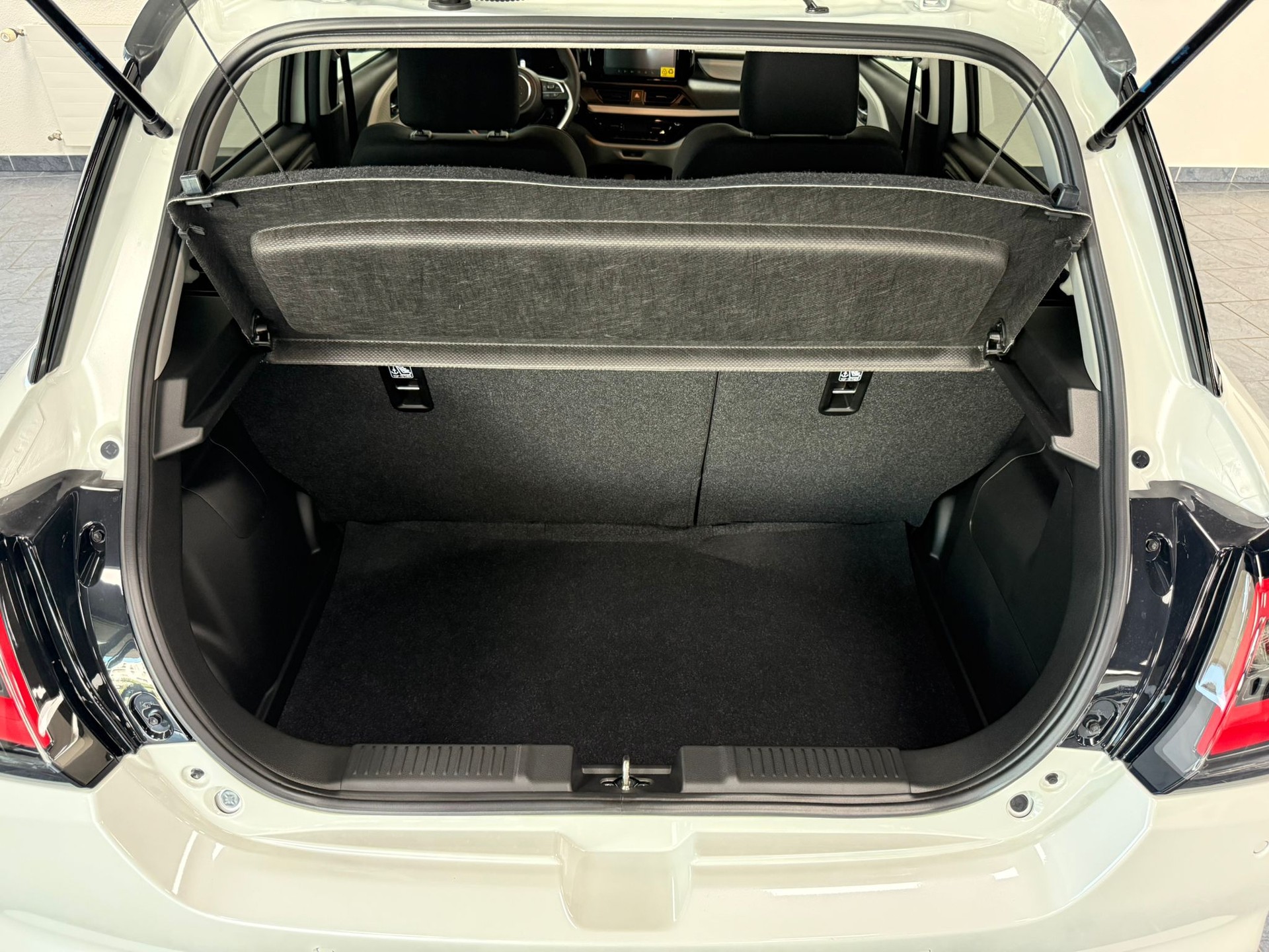 SUZUKI Swift 1.2 Sakura Hybrid CVT-image-23