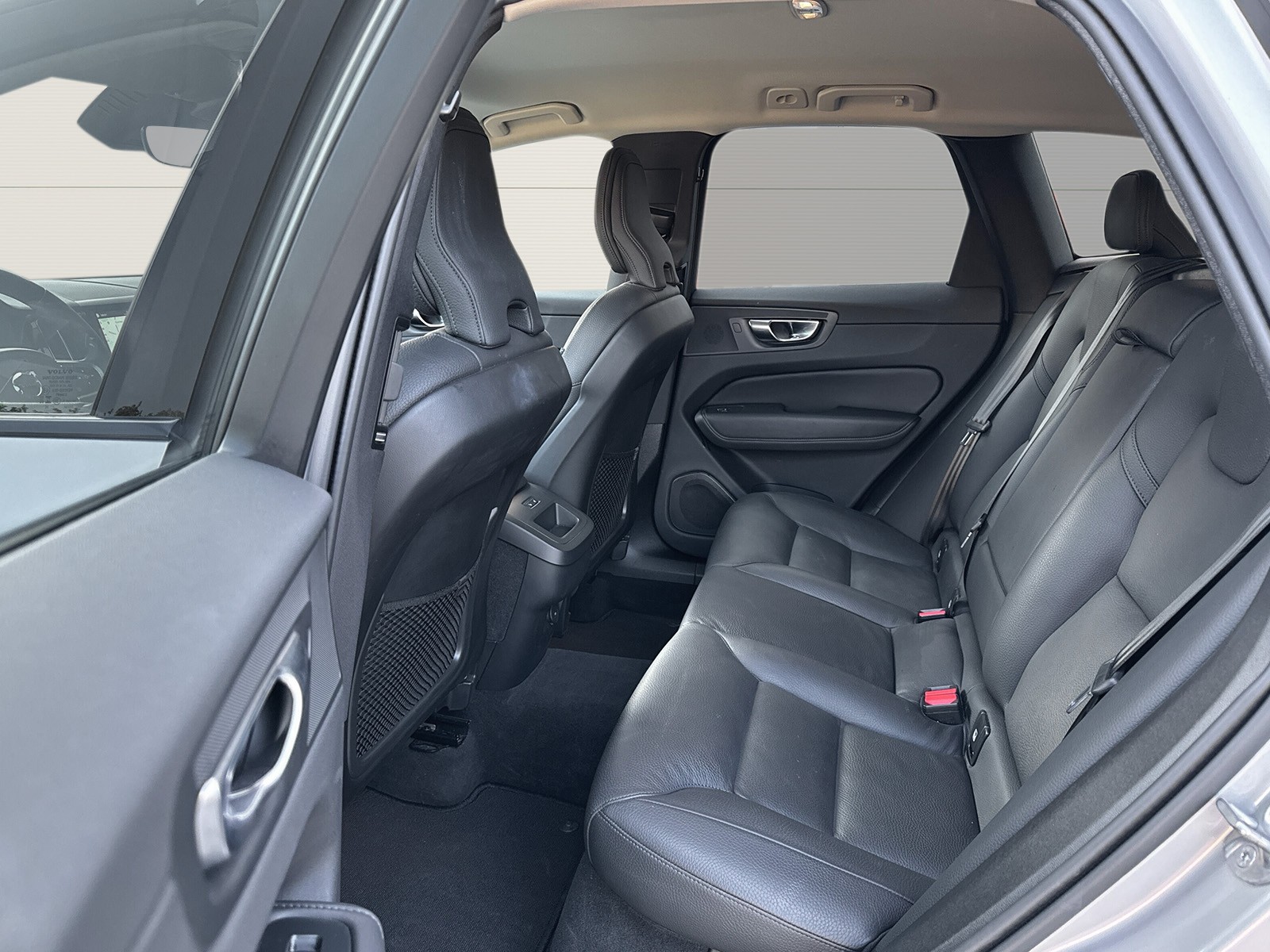 VOLVO XC60 2.0 B5 MH Plus Dark AWD-image-9