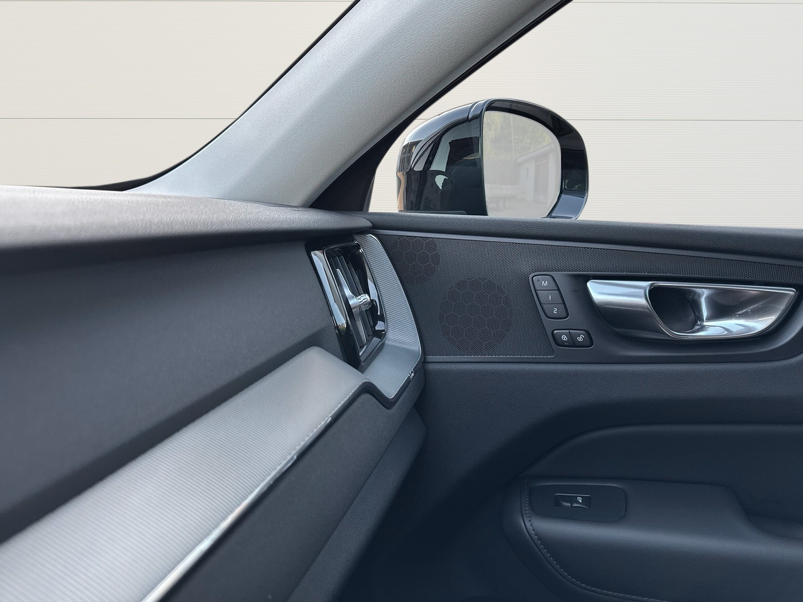 VOLVO XC60 2.0 B5 MH Plus Dark AWD-image-16