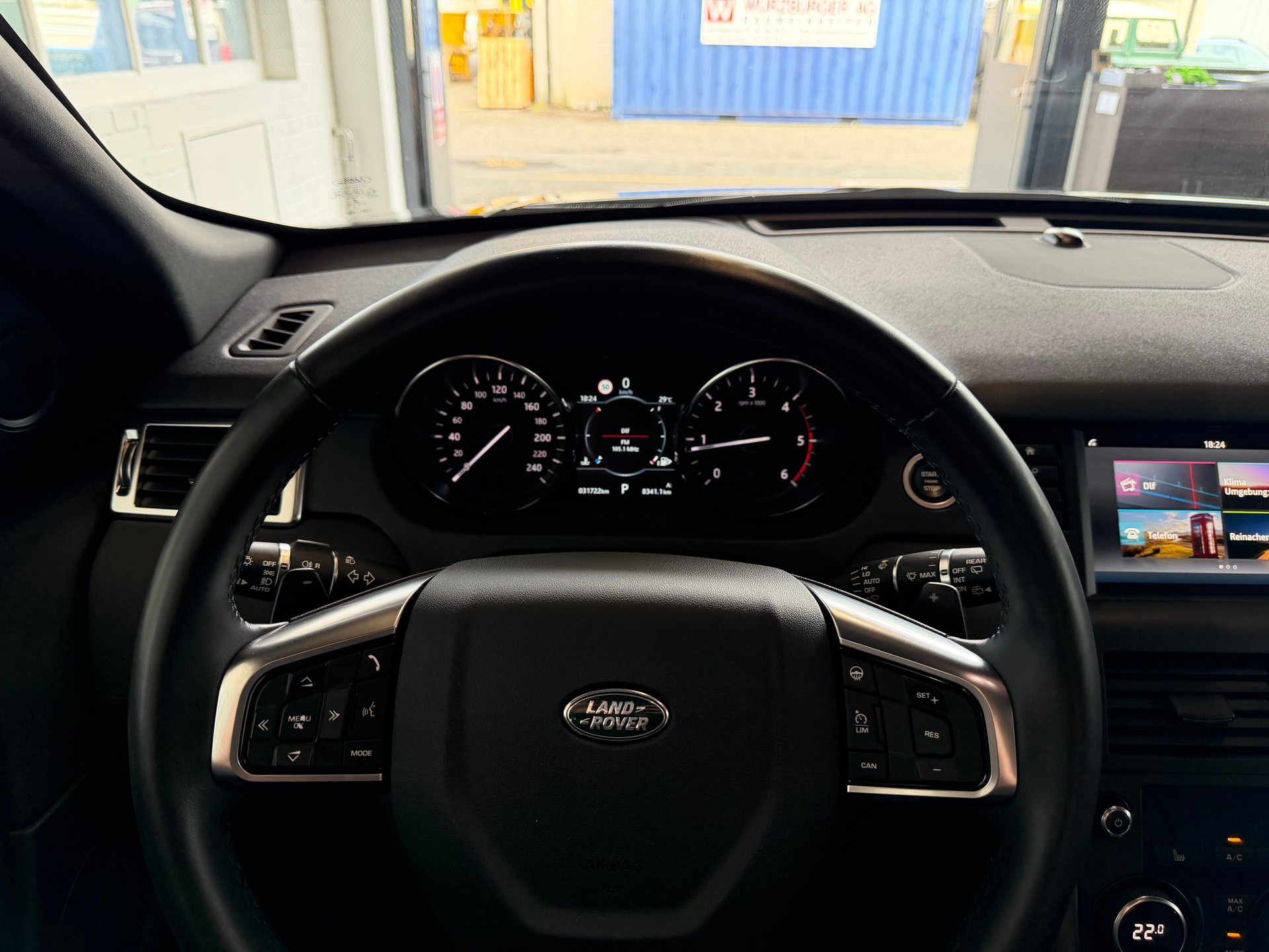 LAND ROVER Discovery Sport 2.0 TD4 180 PS 4X4 HSE AT9-image-18