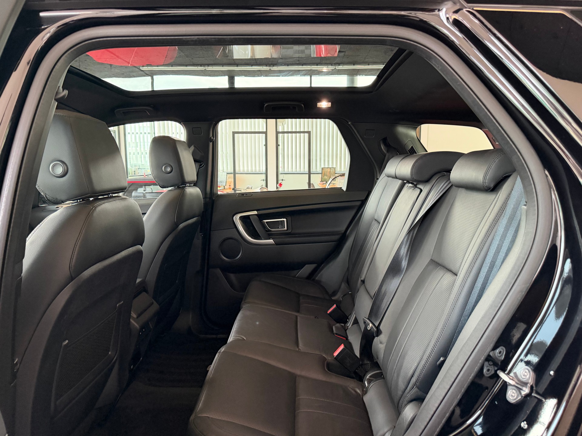 LAND ROVER Discovery Sport 2.0 TD4 180 PS 4X4 HSE AT9-image-13