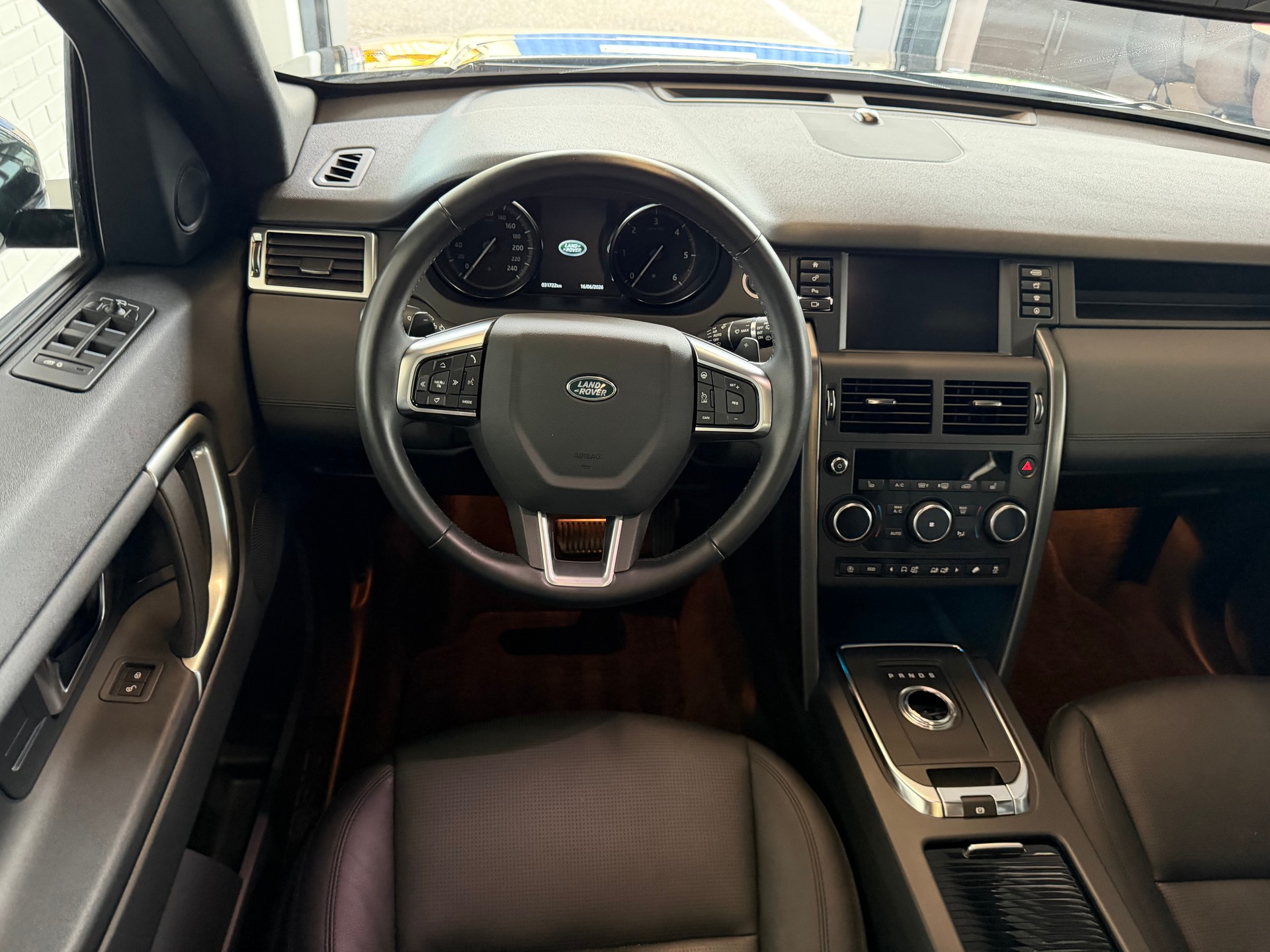LAND ROVER Discovery Sport 2.0 TD4 180 PS 4X4 HSE AT9-image-17