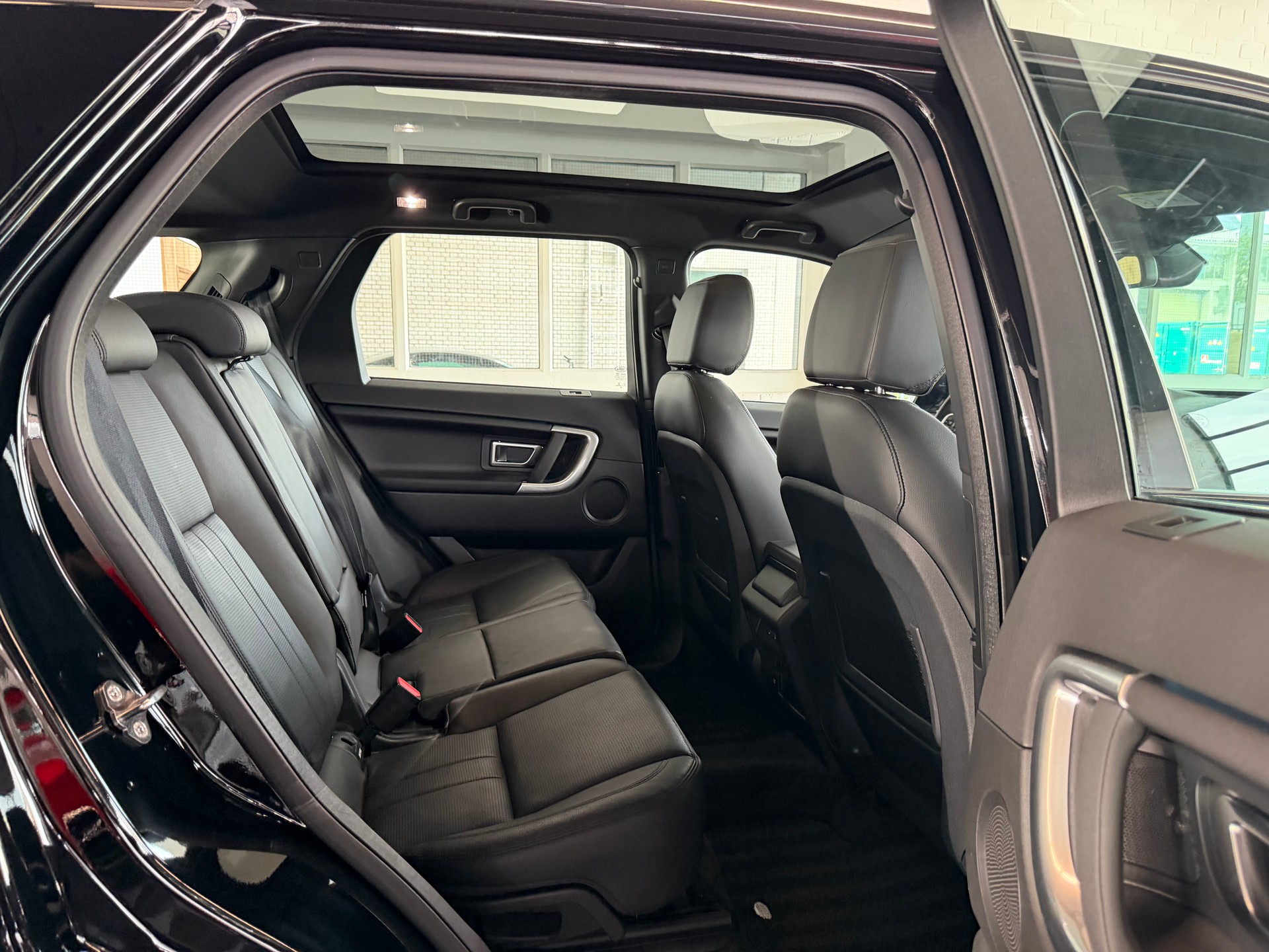 LAND ROVER Discovery Sport 2.0 TD4 180 PS 4X4 HSE AT9-image-10