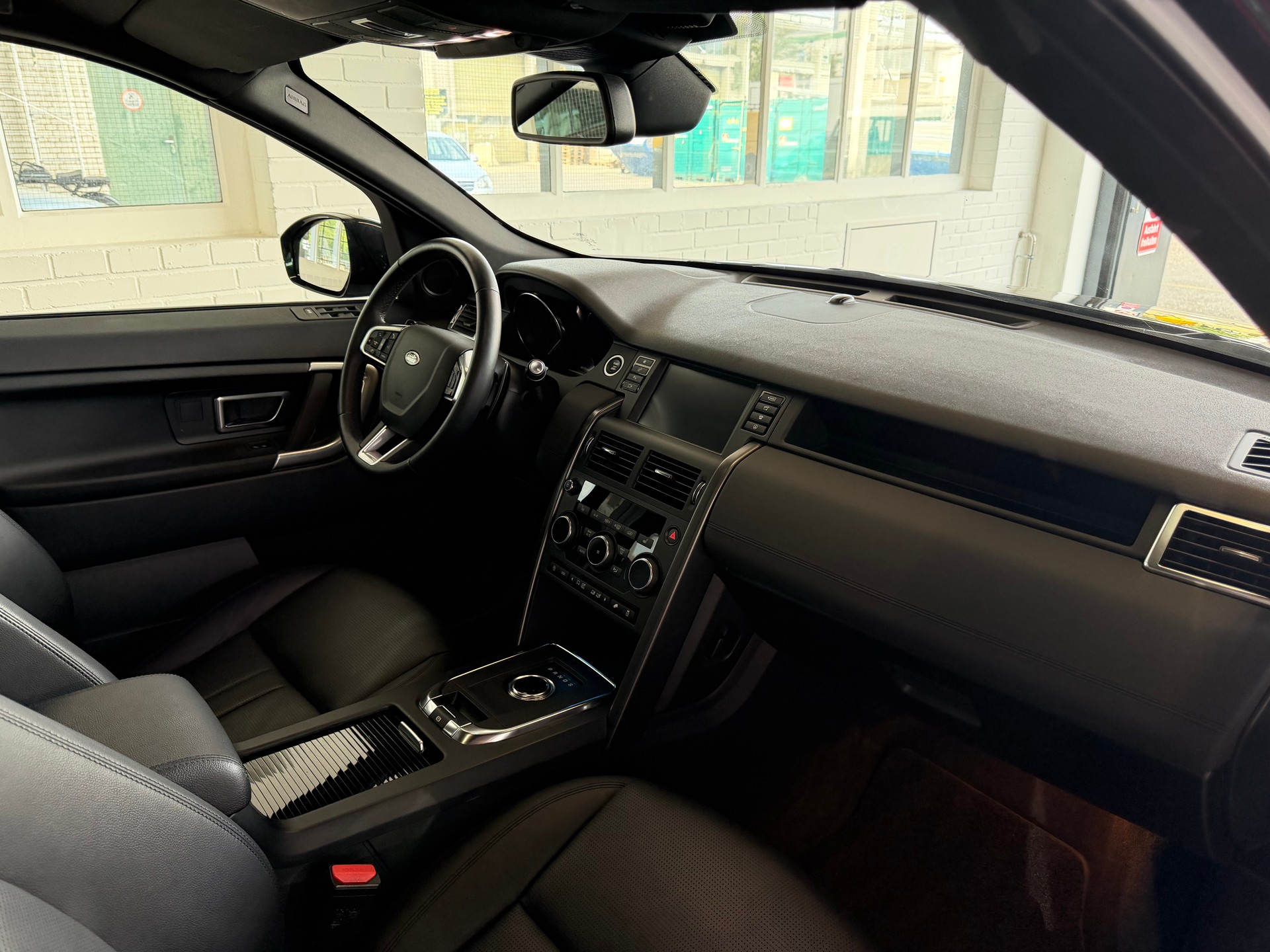 LAND ROVER Discovery Sport 2.0 TD4 180 PS 4X4 HSE AT9-image-9