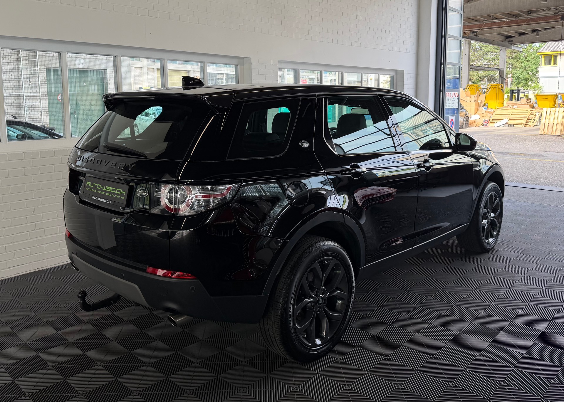 LAND ROVER Discovery Sport 2.0 TD4 180 PS 4X4 HSE AT9-image-2