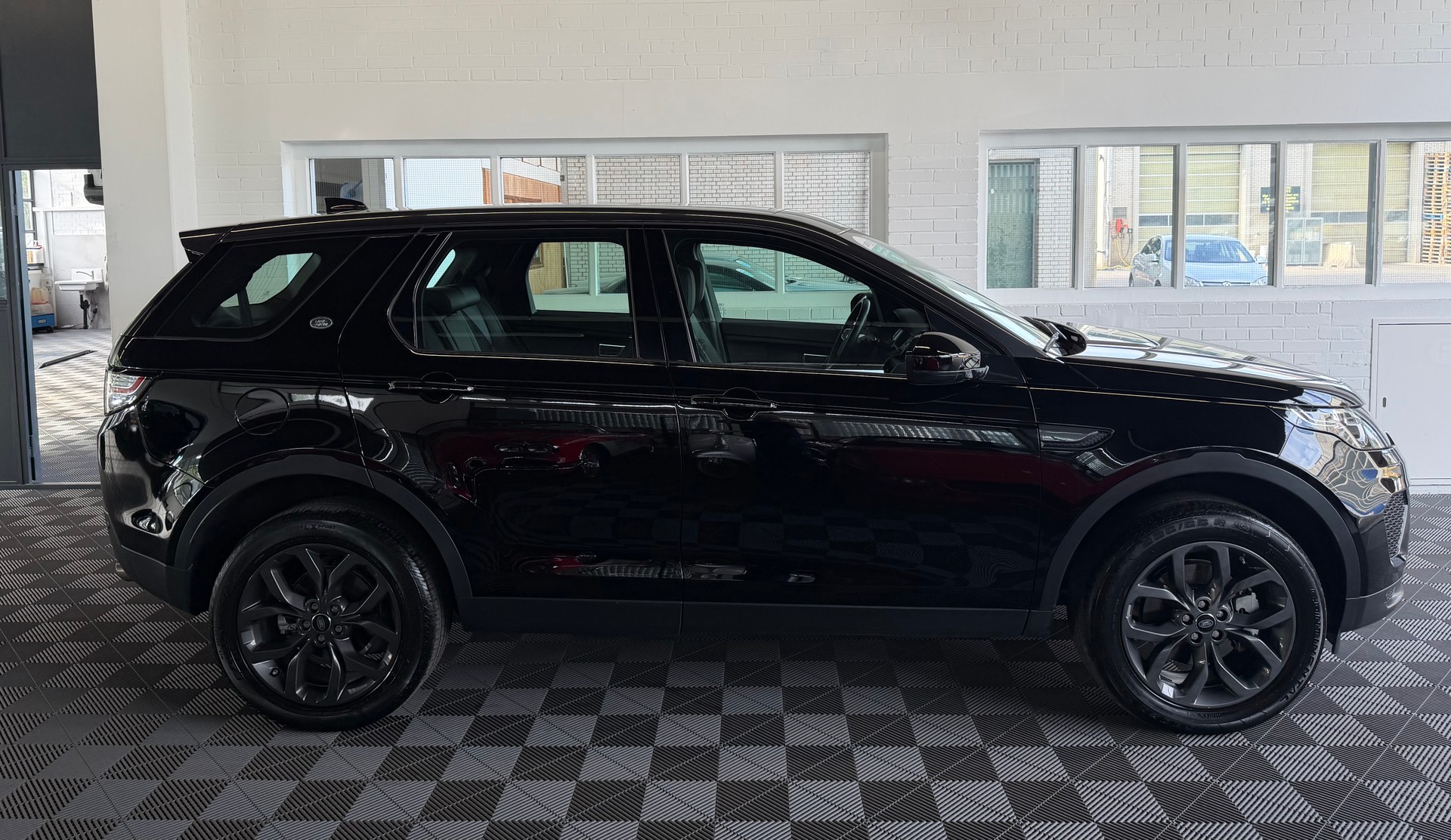 LAND ROVER Discovery Sport 2.0 TD4 180 PS 4X4 HSE AT9-image-1