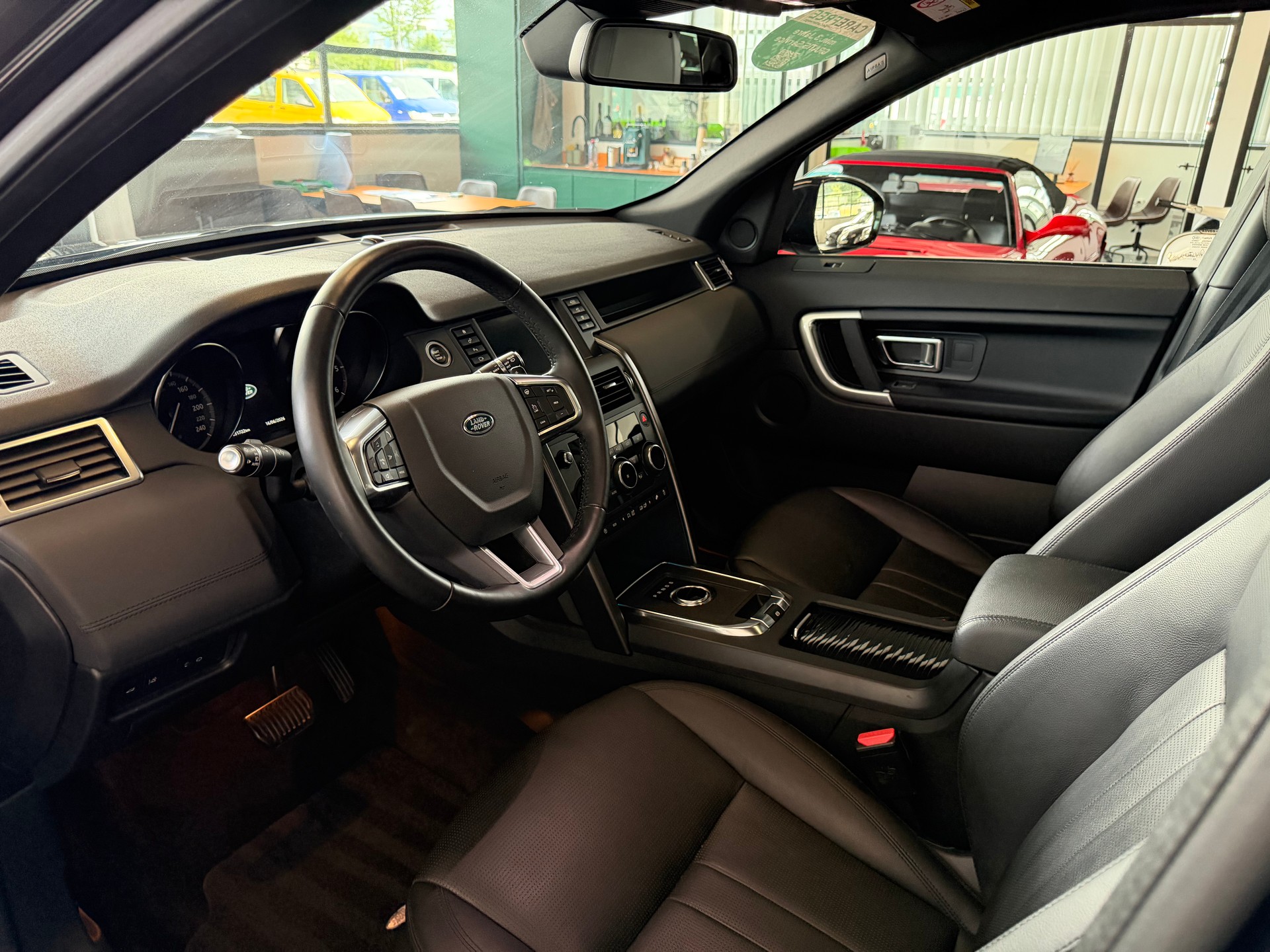 LAND ROVER Discovery Sport 2.0 TD4 180 PS 4X4 HSE AT9-image-15