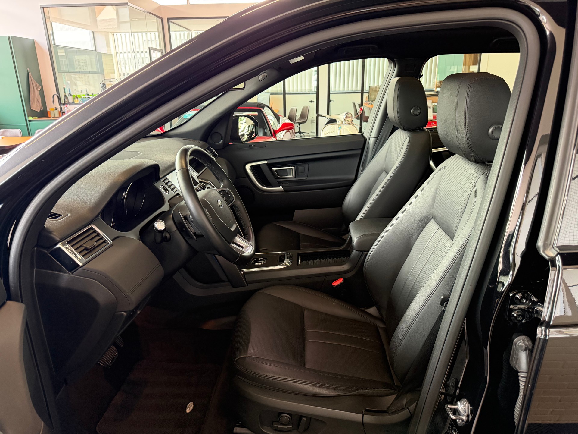 LAND ROVER Discovery Sport 2.0 TD4 180 PS 4X4 HSE AT9-image-16