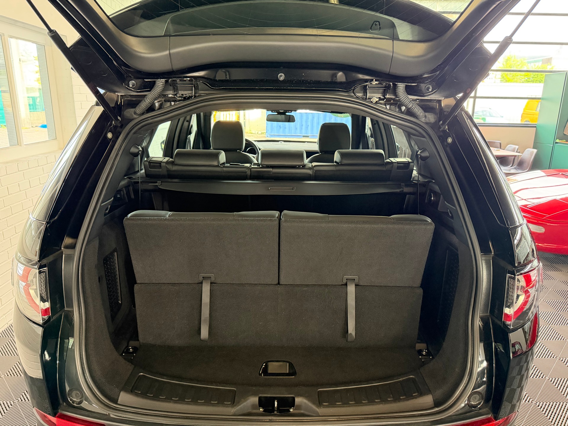 LAND ROVER Discovery Sport 2.0 TD4 180 PS 4X4 HSE AT9-image-12